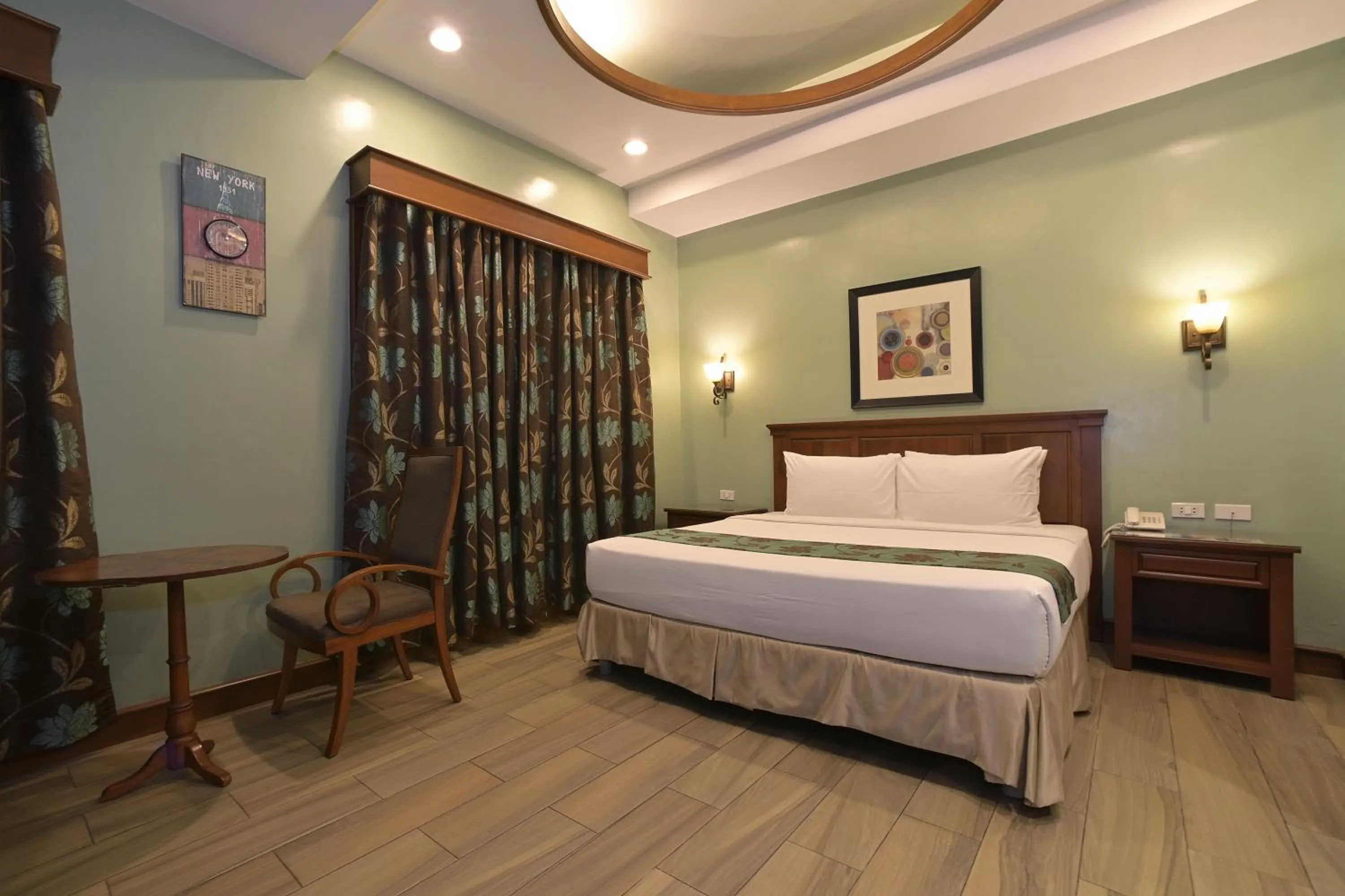 Bed in Paragon Hotel and Suites