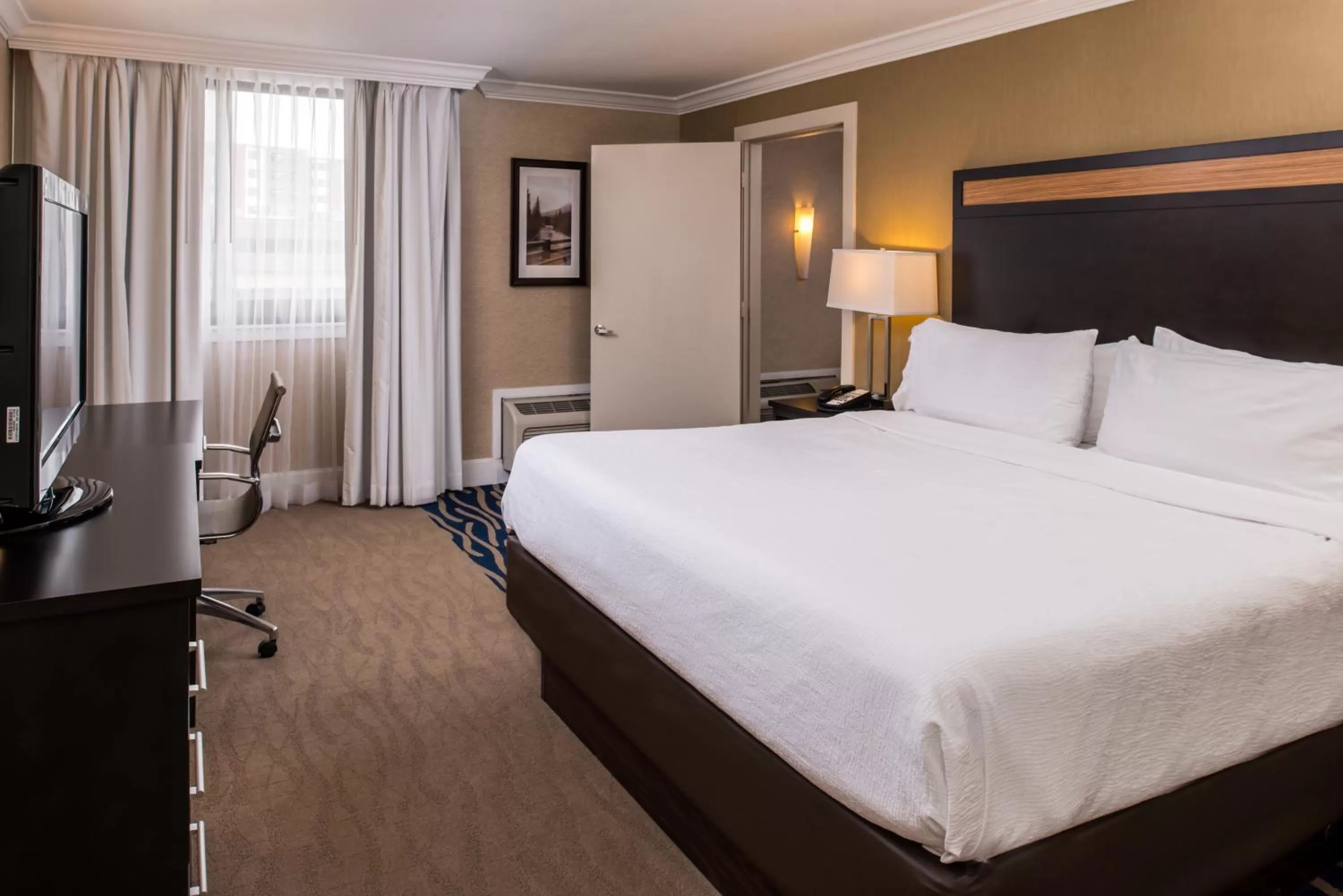 Seating area, Bed in Holiday Inn Concord Downtown, an IHG Hotel