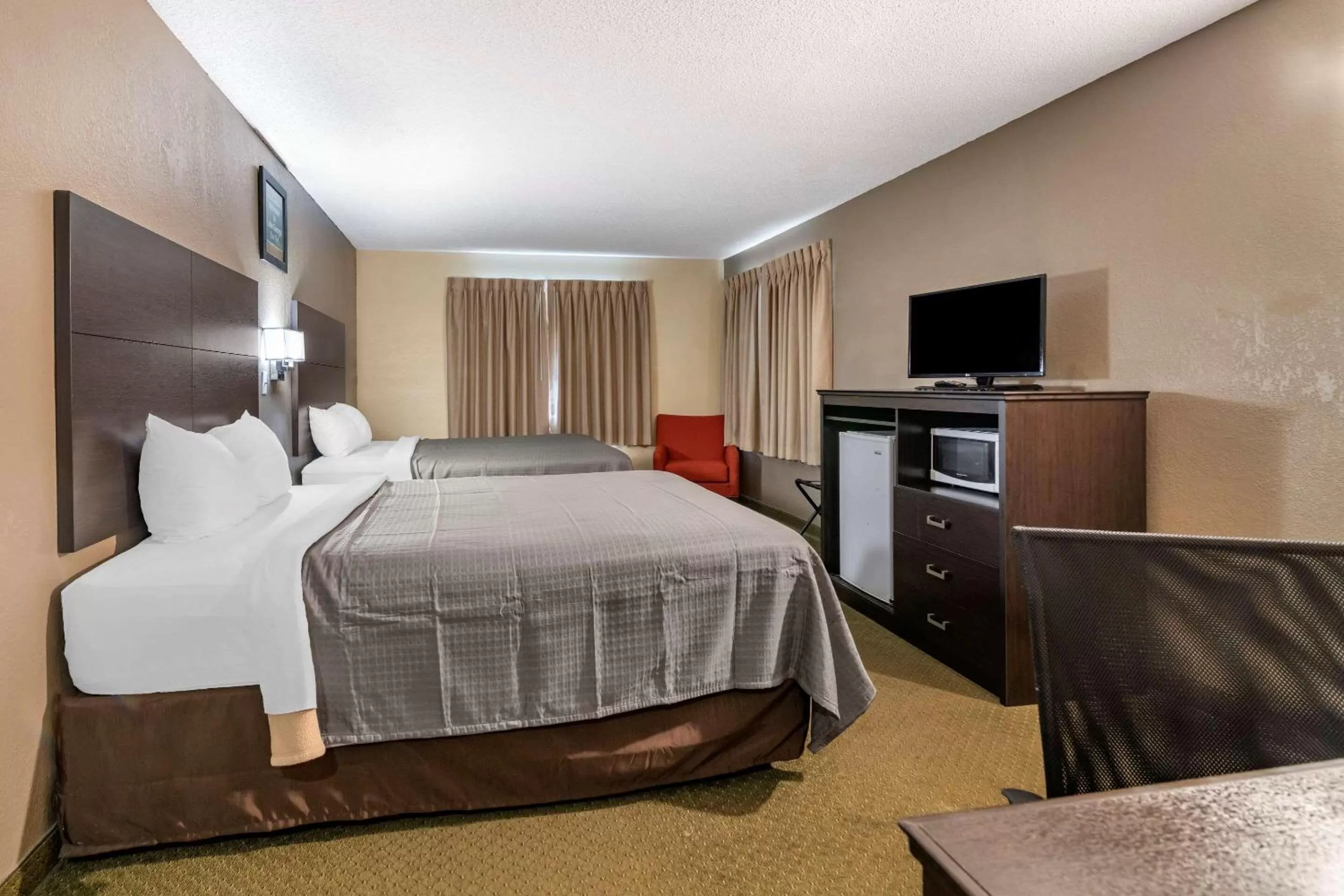 Photo of the whole room, Bed in Rodeway Inn Lake George Outlets