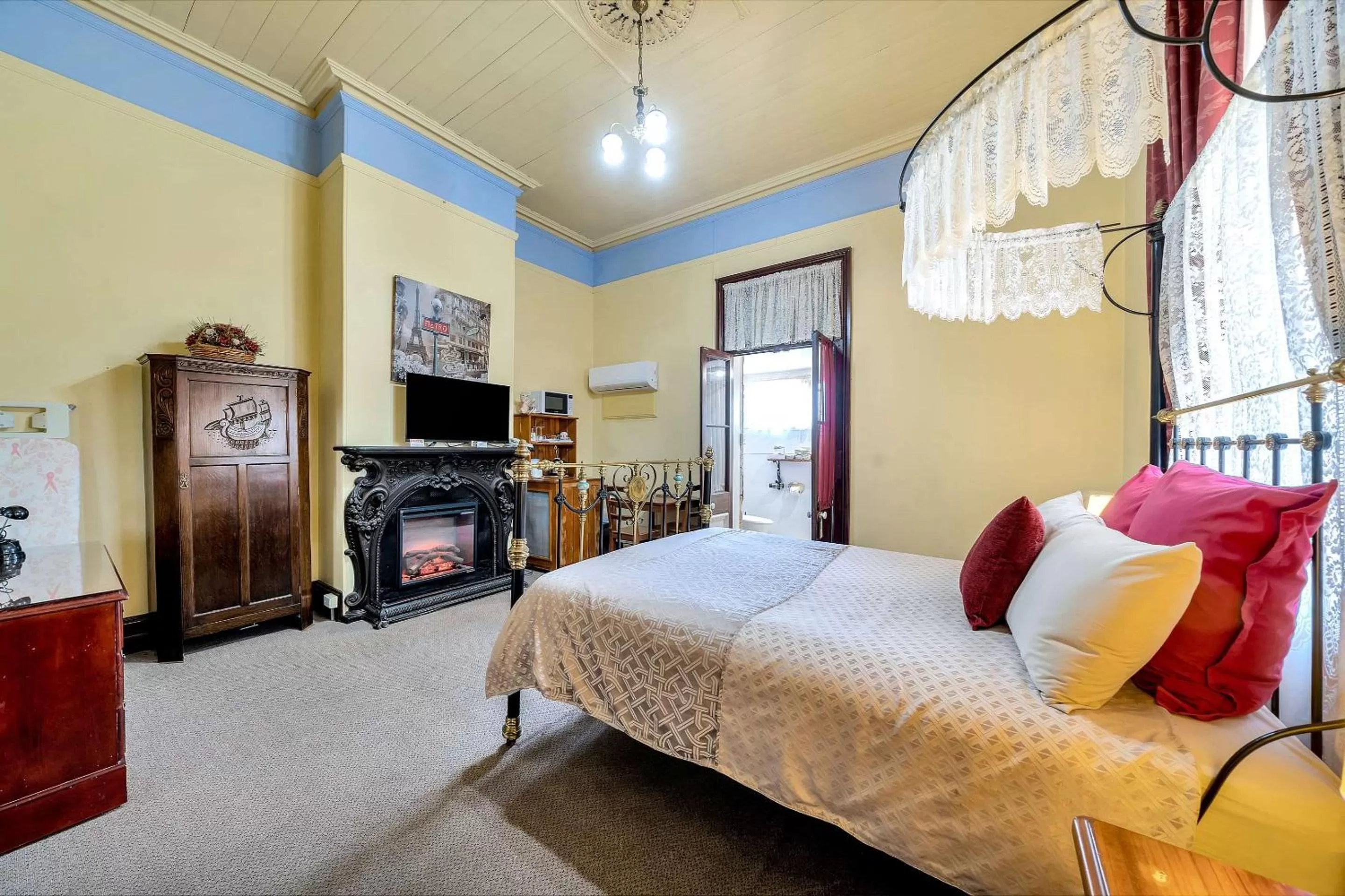 Photo of the whole room, Bed in Warwick Settlers Inn