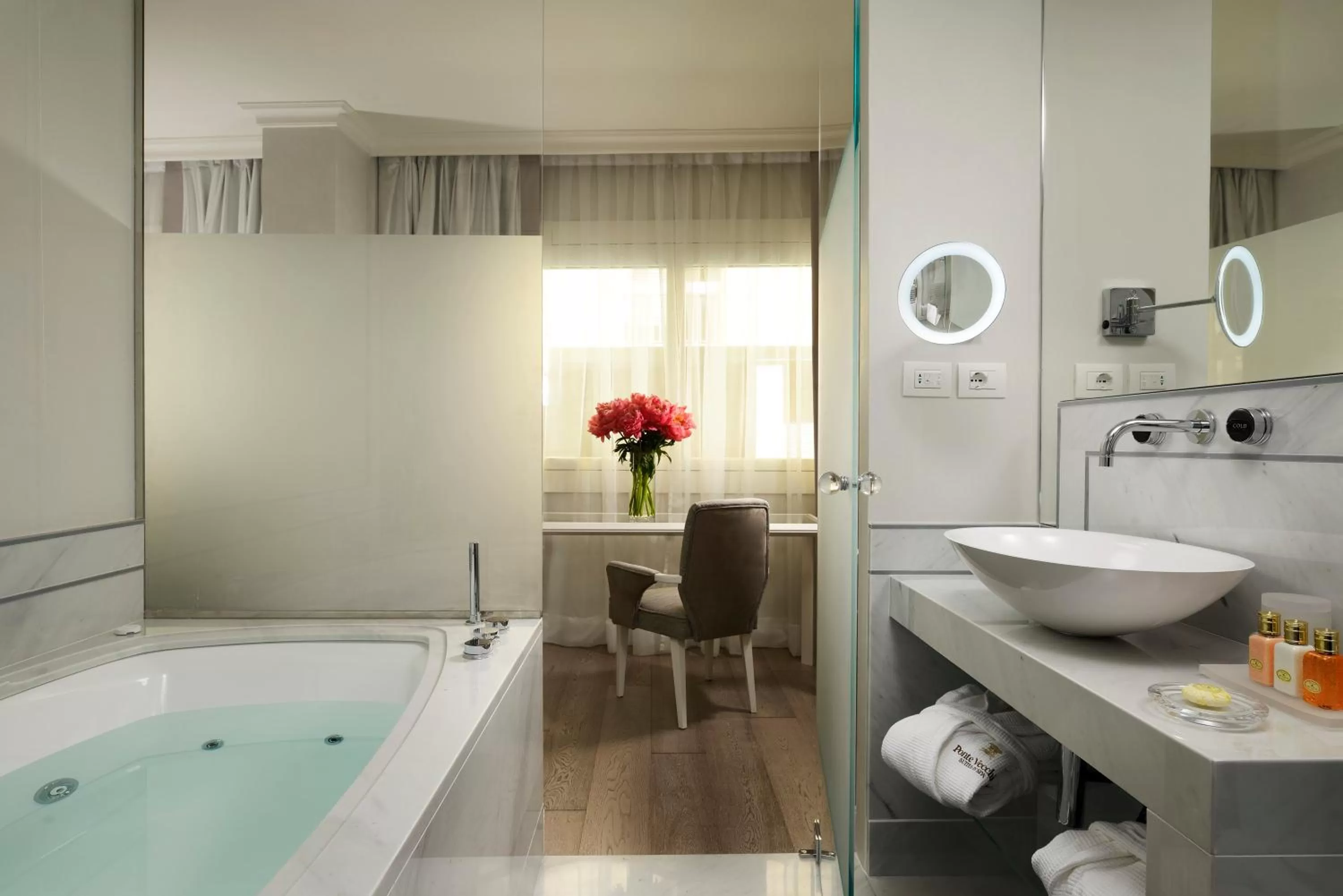 Bathroom in Ponte Vecchio Suites & Spa