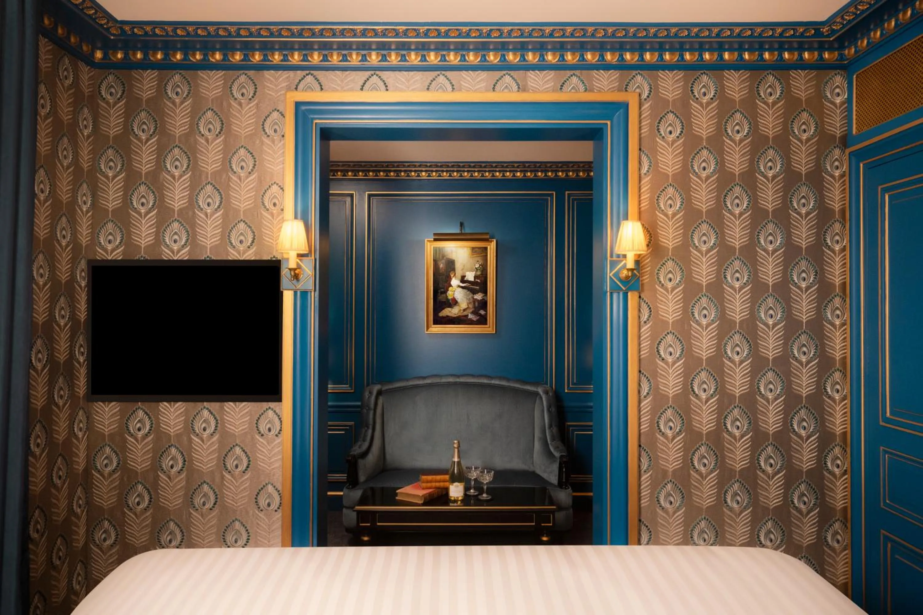 Living room, Bed in Maison Proust, Hotel & Spa La Mer