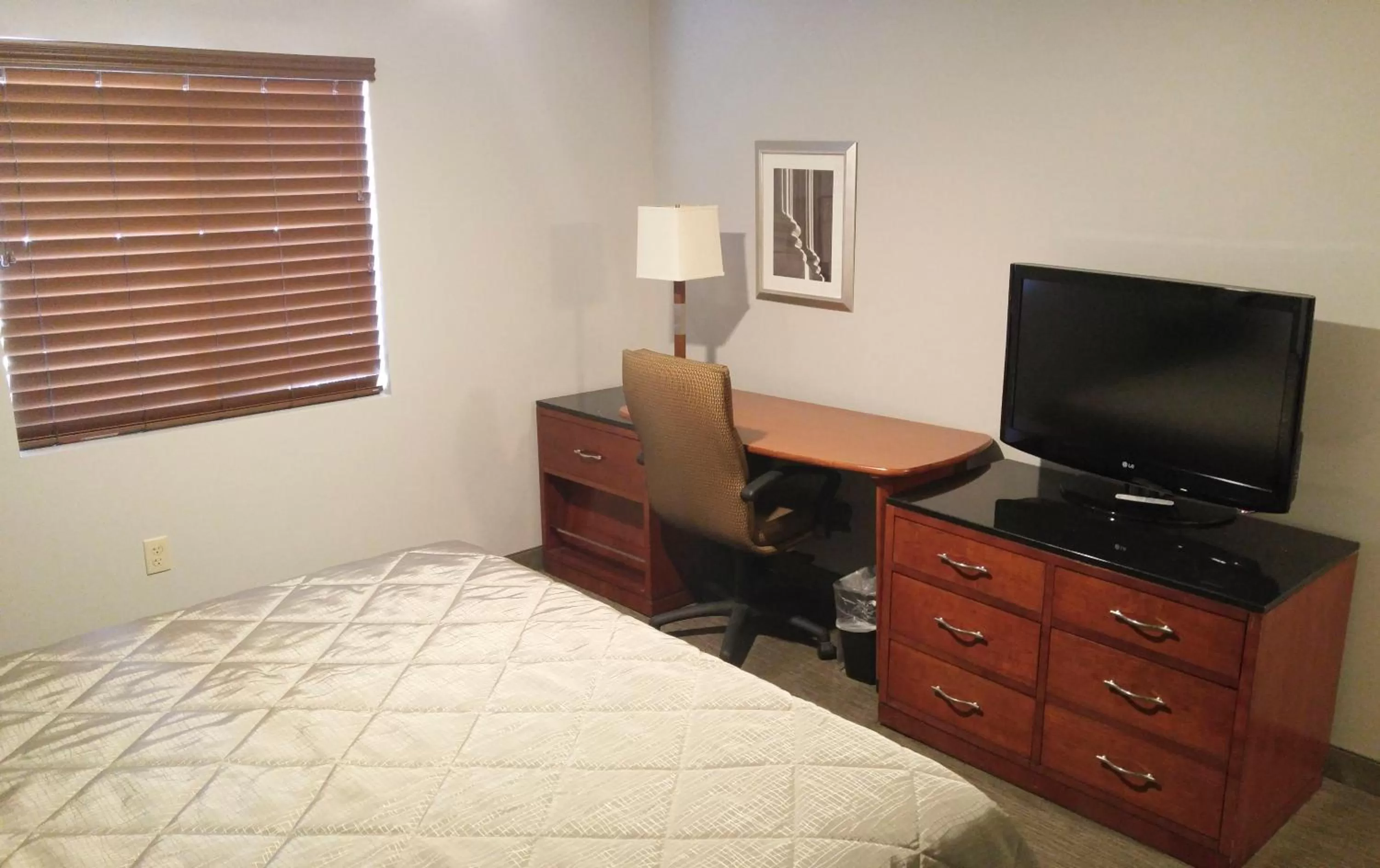 Photo of the whole room, Bed in Affordable Suites of America Portage