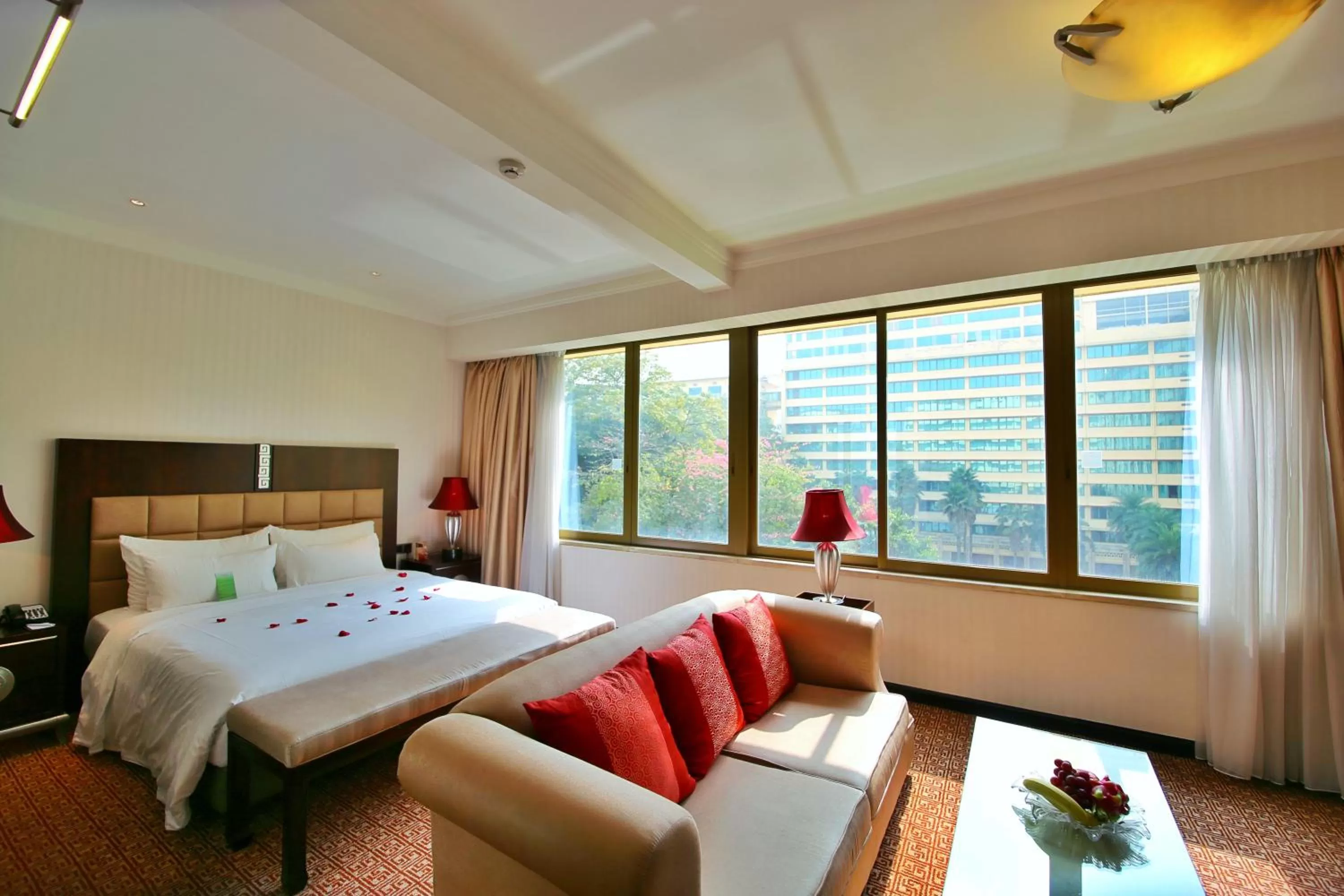 Photo of the whole room, Bed in Guangzhou Dong Fang Hotel