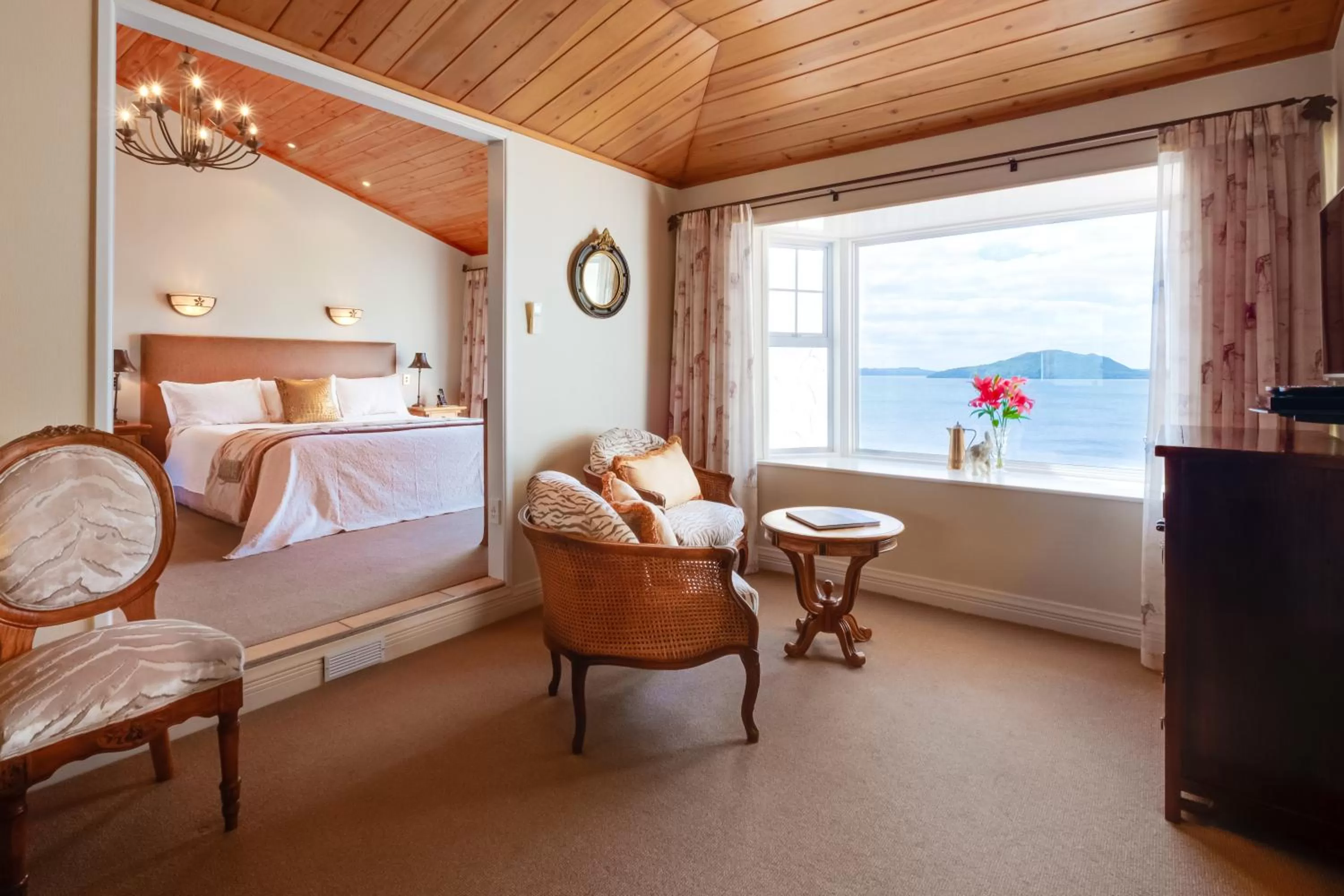 Photo of the whole room, Bed in On The Point - Lake Rotorua