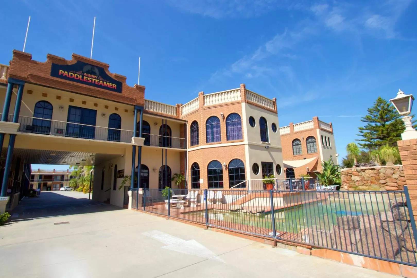 Facade/entrance in Albury Paddlesteamer