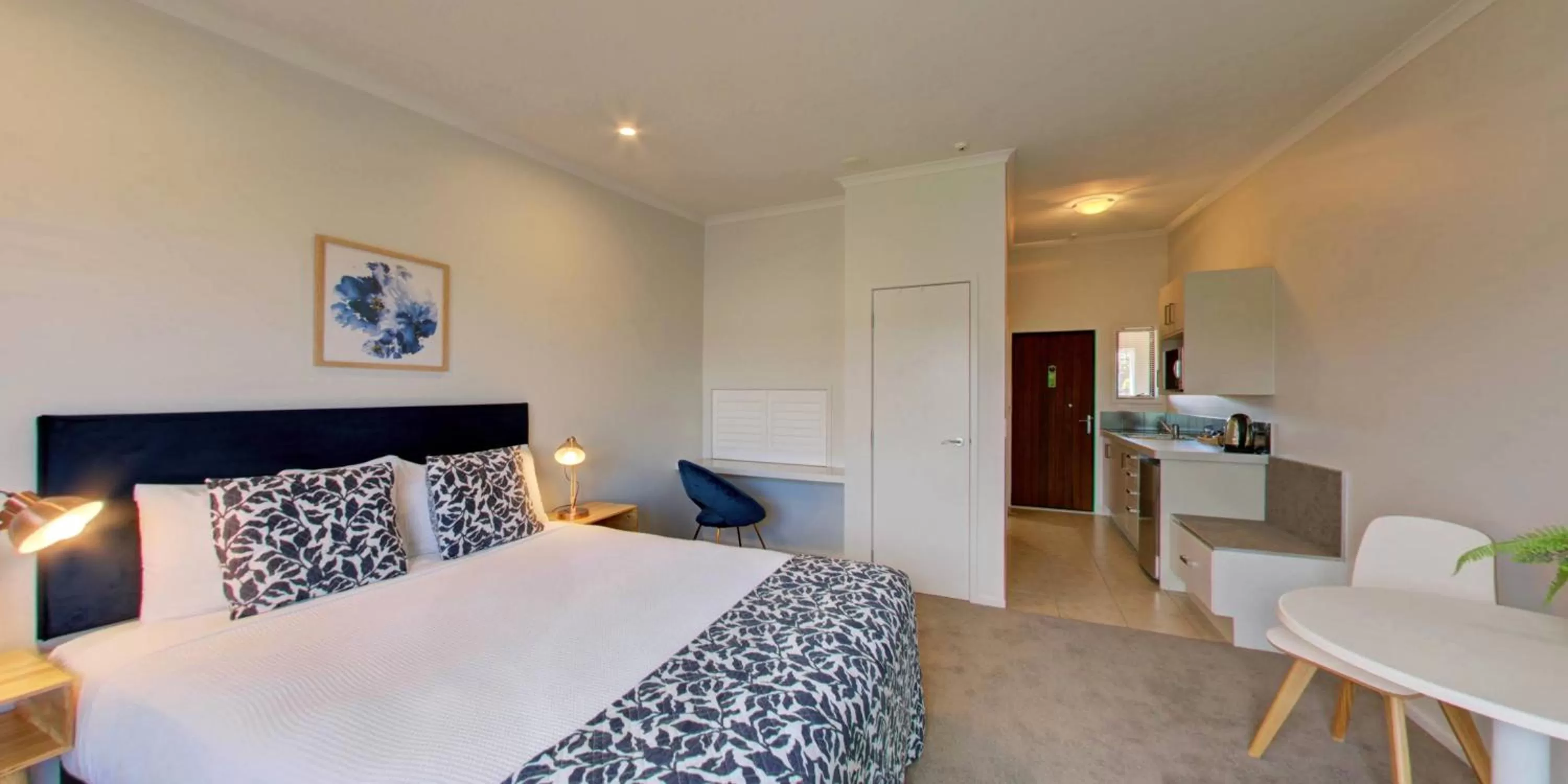 Living room, Bed in Alpine Lake Motel