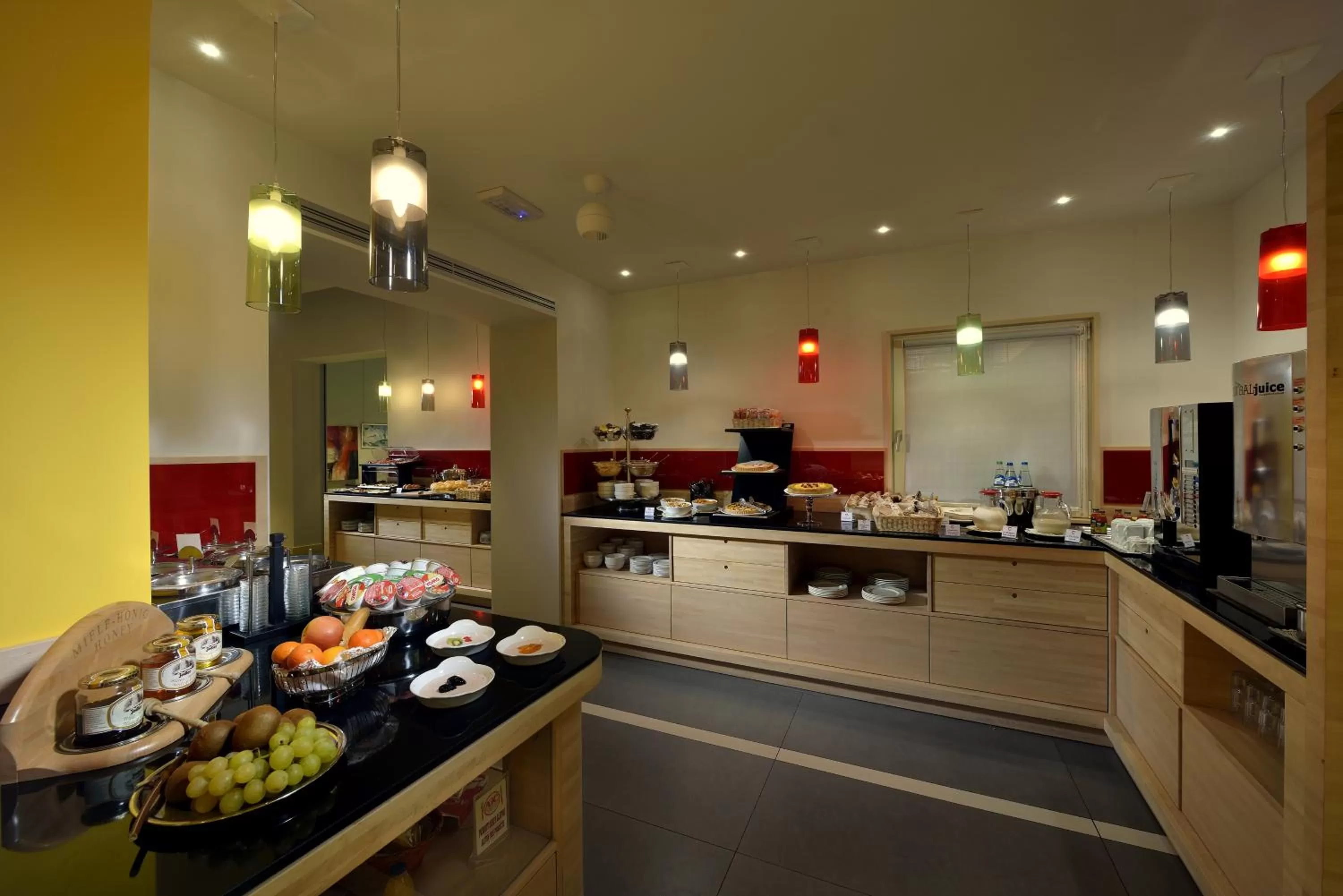 Restaurant/places to eat in Hotel Carlton