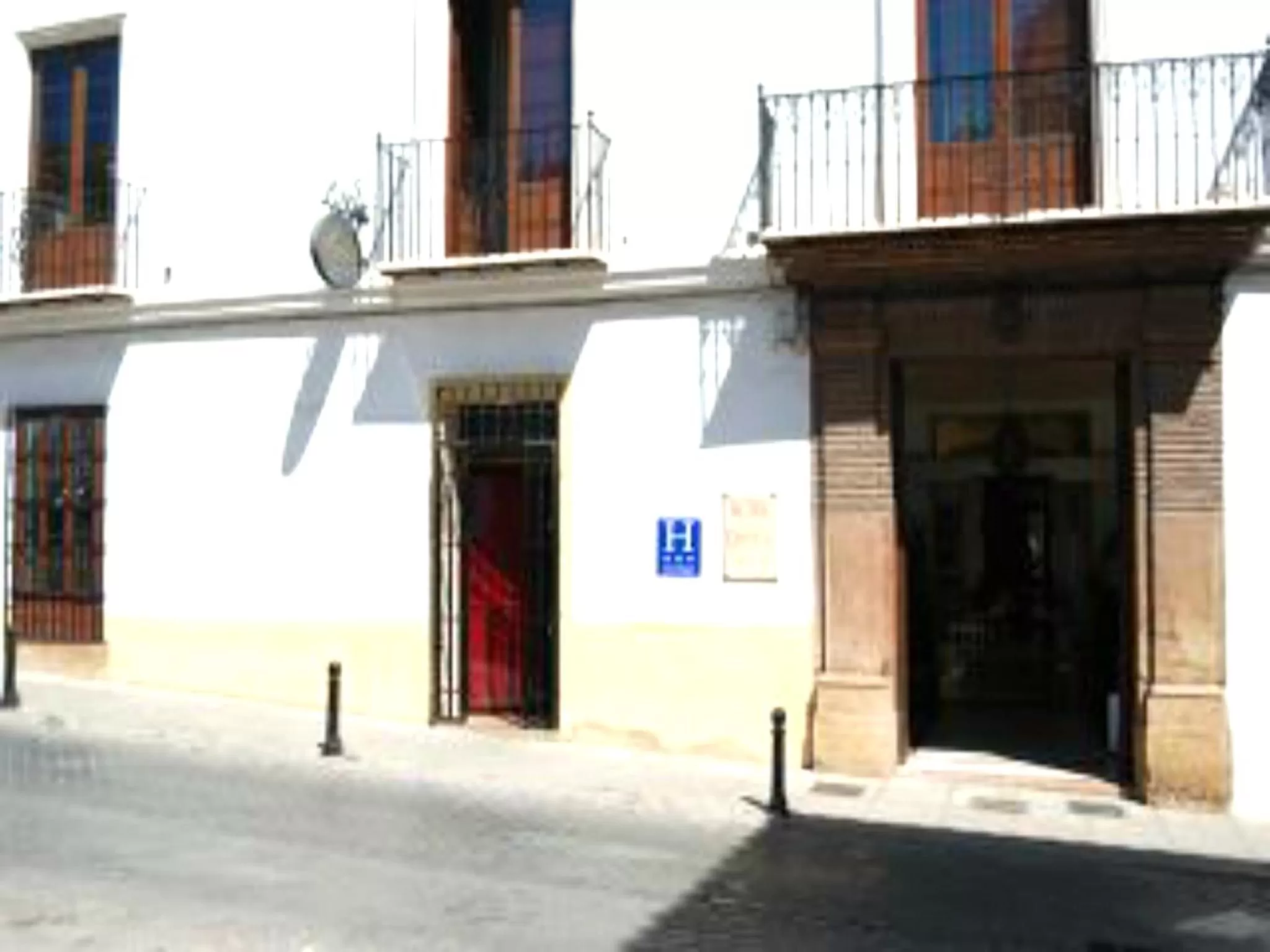 Facade/entrance in Coso Viejo