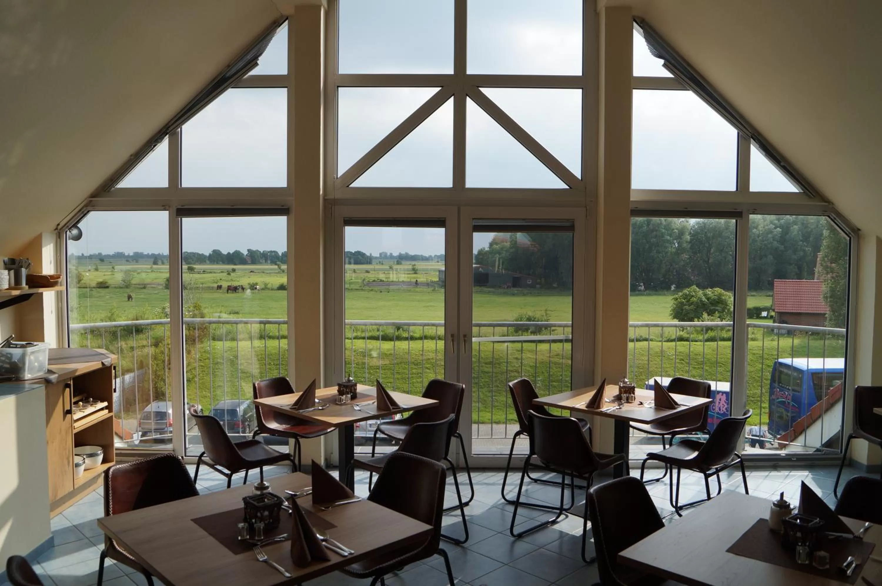 Restaurant/places to eat in Hotel Aquarius