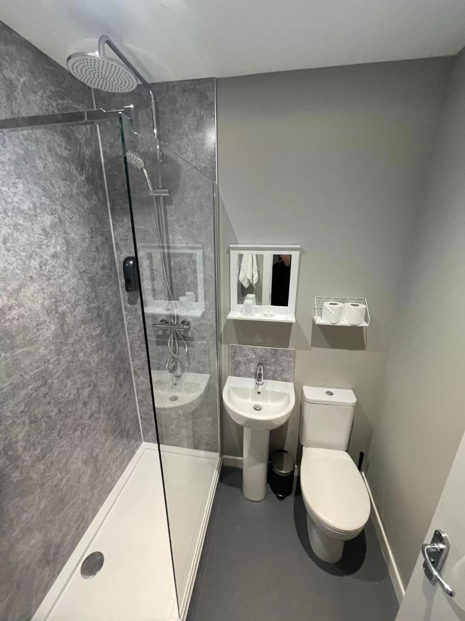 Bathroom in Airlie Arms Hotel