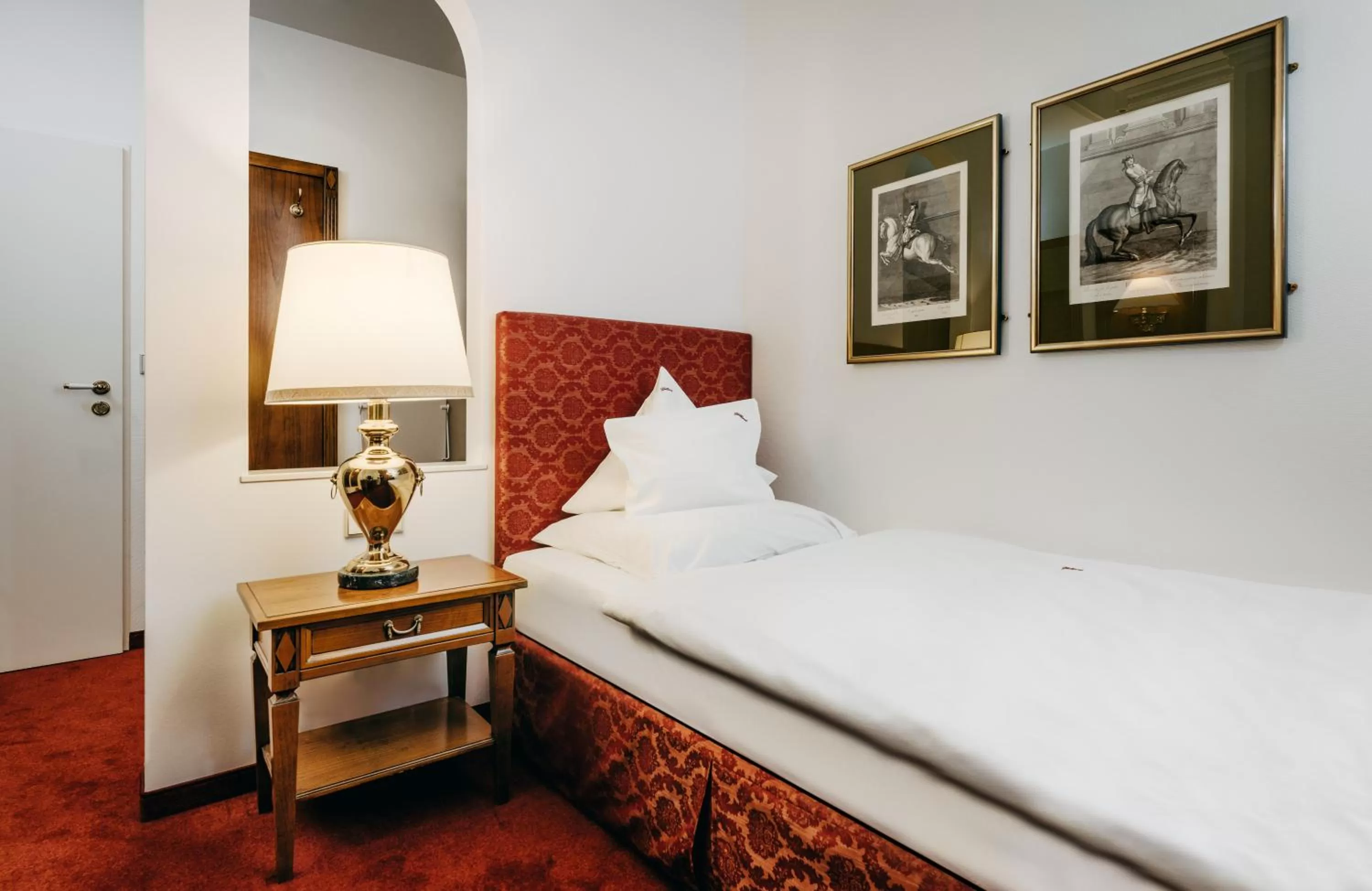 Bed in Romantik Hotel Gebhards