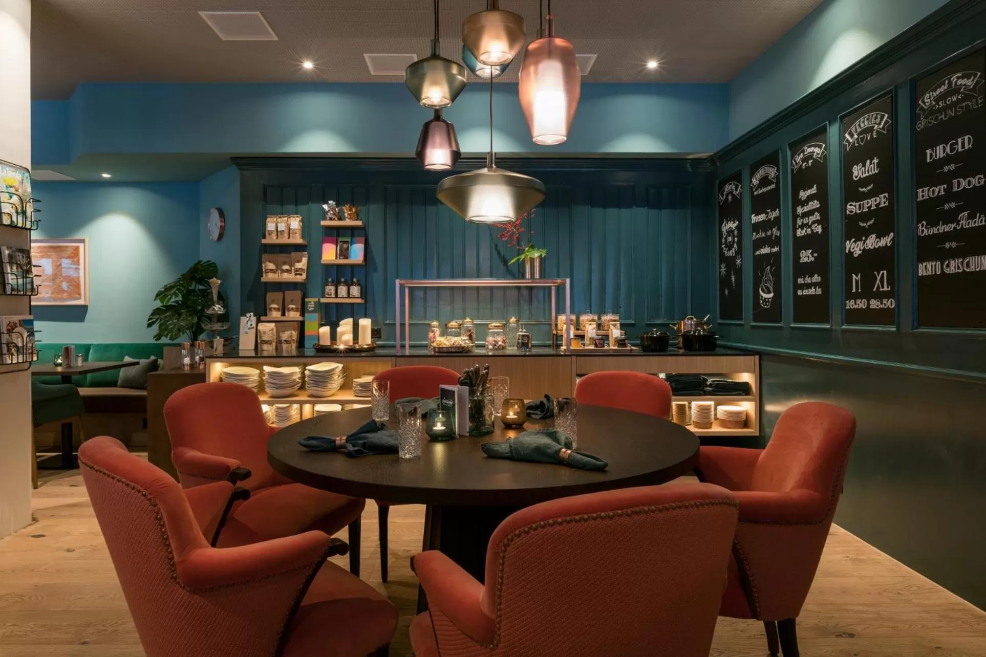 Lounge or bar in Hotel Schweizerhof Lenzerheide