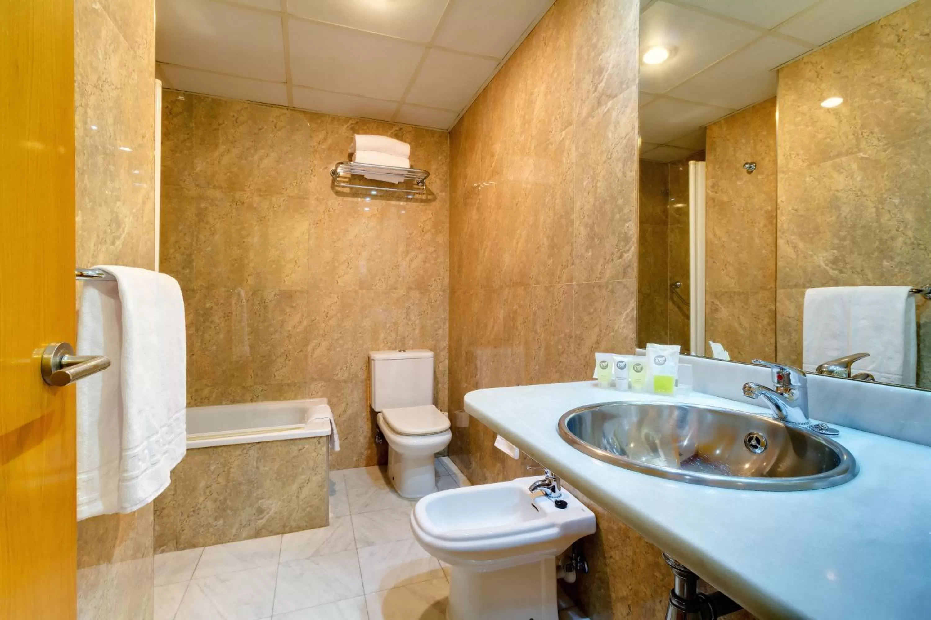 Bathroom in Oca Villa de Avilés Hotel