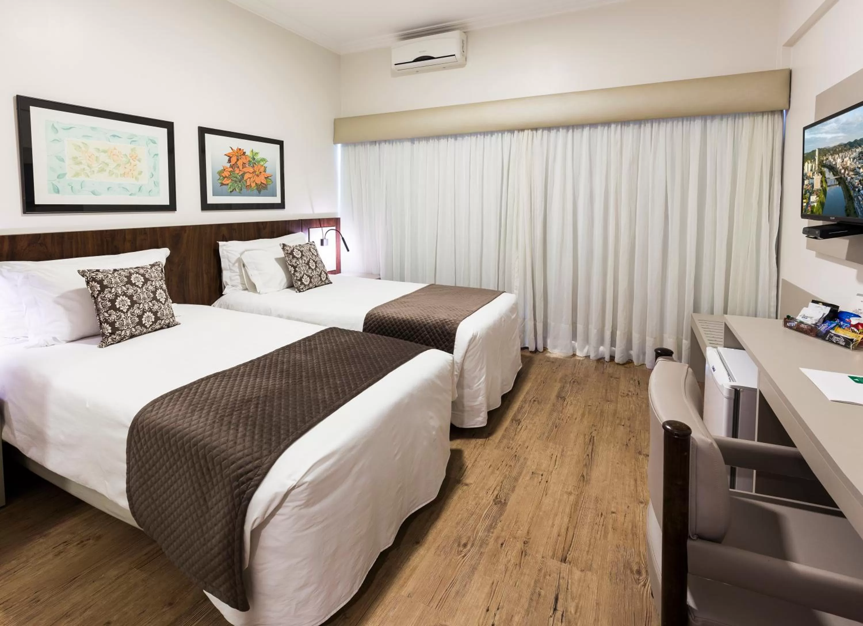 Photo of the whole room, Bed in Plaza Blumenau Hotel