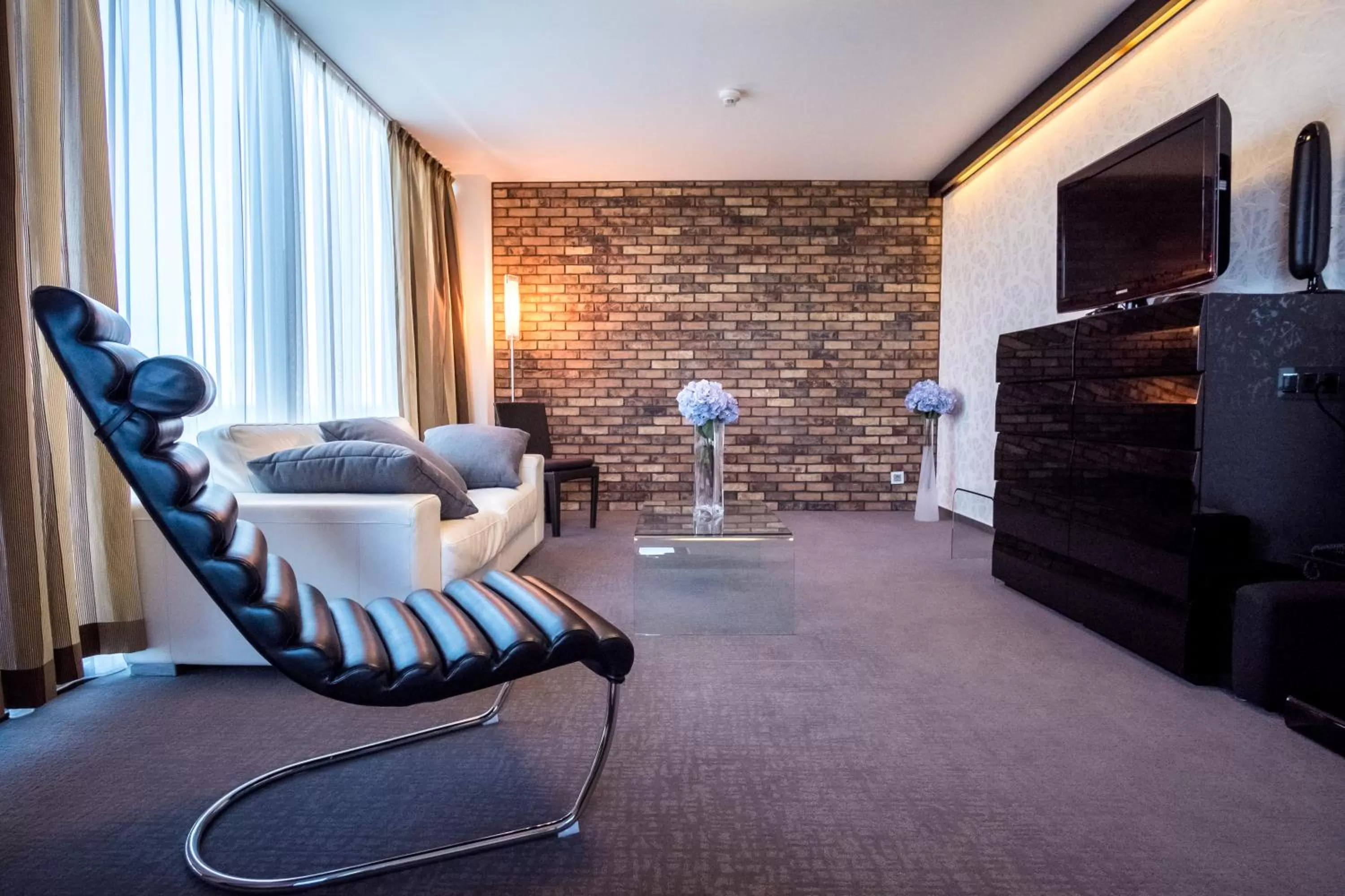 Exclusive Suite with Swimming Pool Access in Hotel Dolphin - Adult friendly