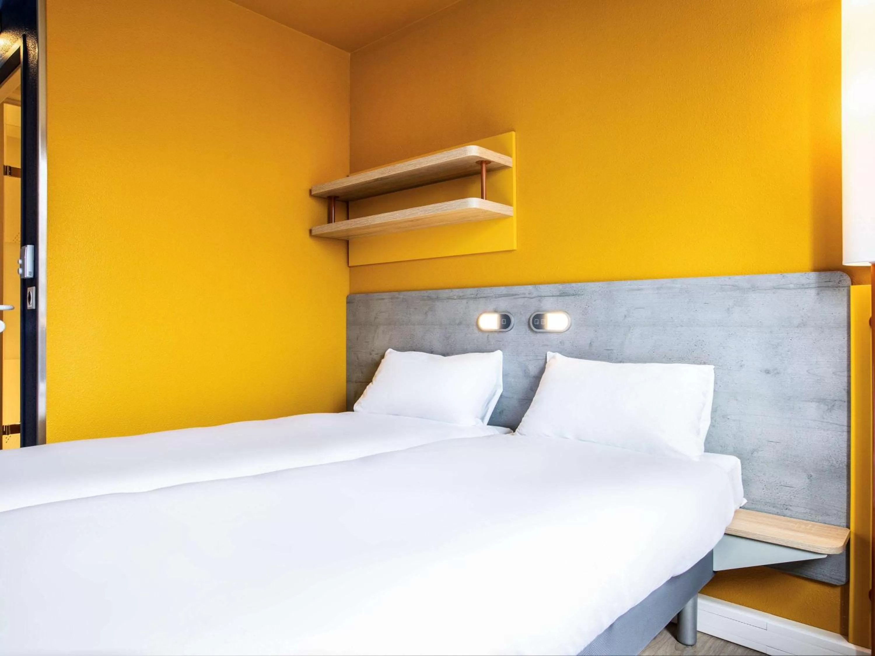 Photo of the whole room, Bed in ibis budget Fontainebleau Avon