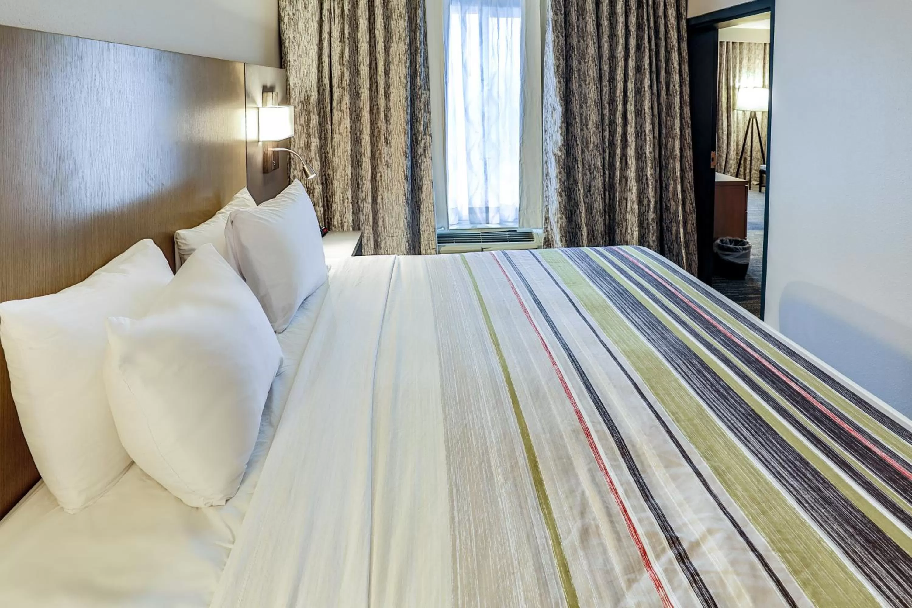 Bed in Country Inn & Suites by Radisson Nashville Airport TN