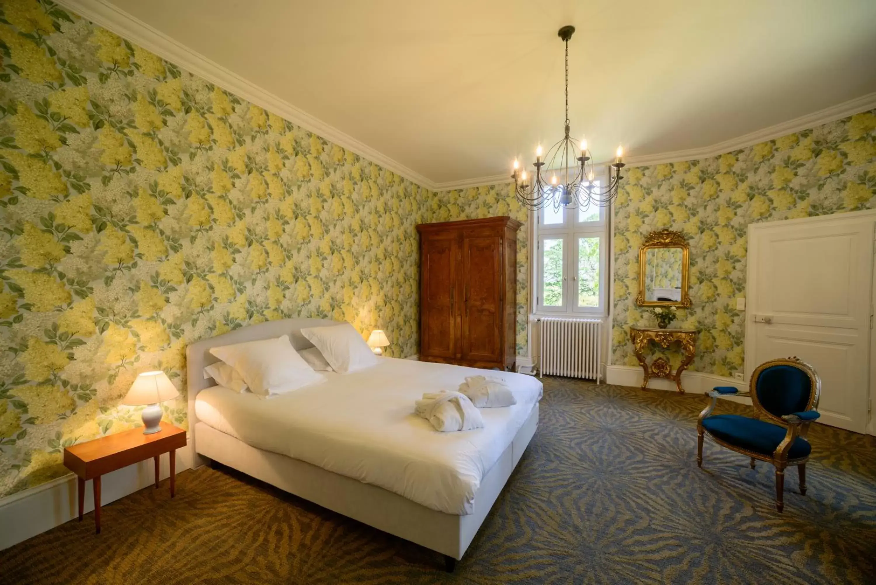 Deluxe Double Room (2 Adults + 1 Child) in Château Origny - Moulins Deluxe Double Room (2 Adults + 1 Child) in Château Origny - Moulins