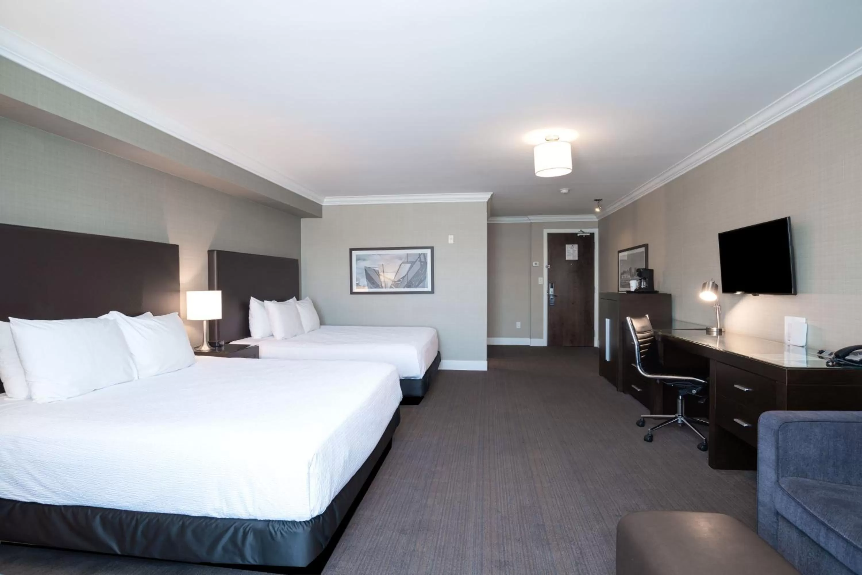 Photo of the whole room, Bed in Sandman Hotel Oakville