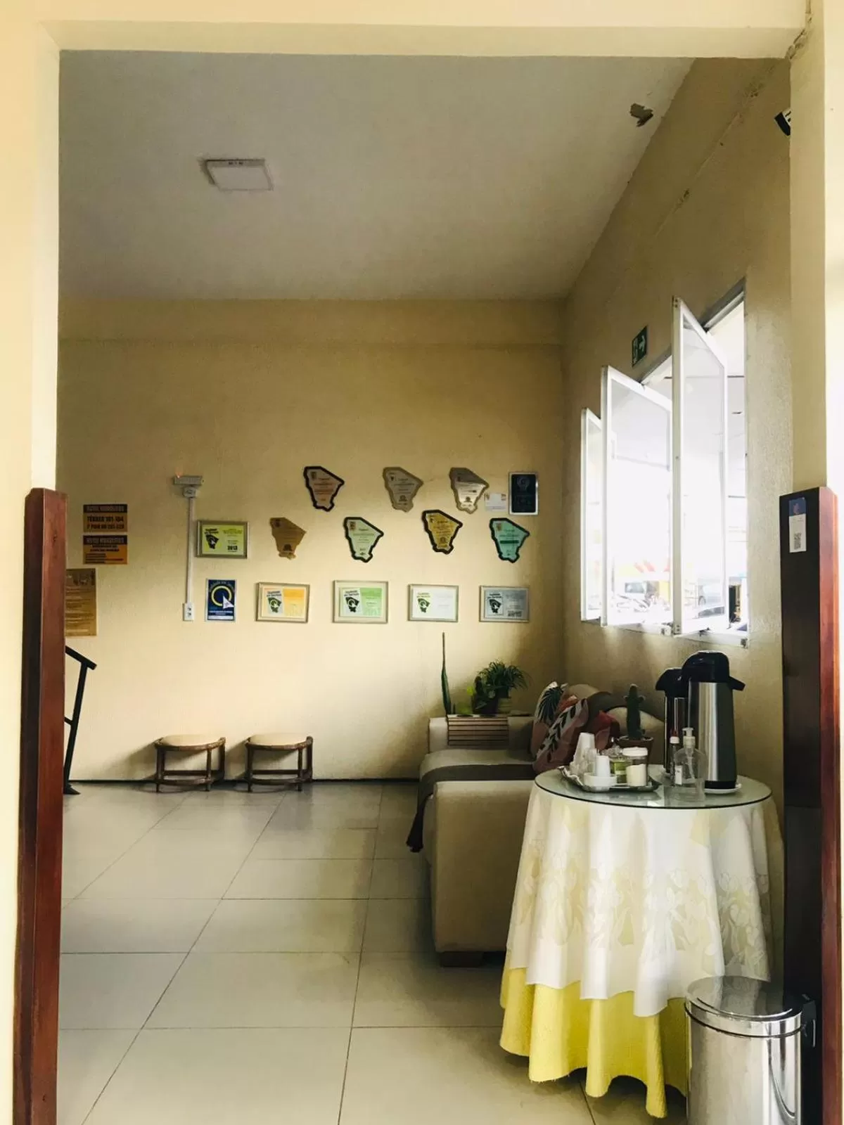 Seating area, Kitchen/Kitchenette in Hotel Monólitos