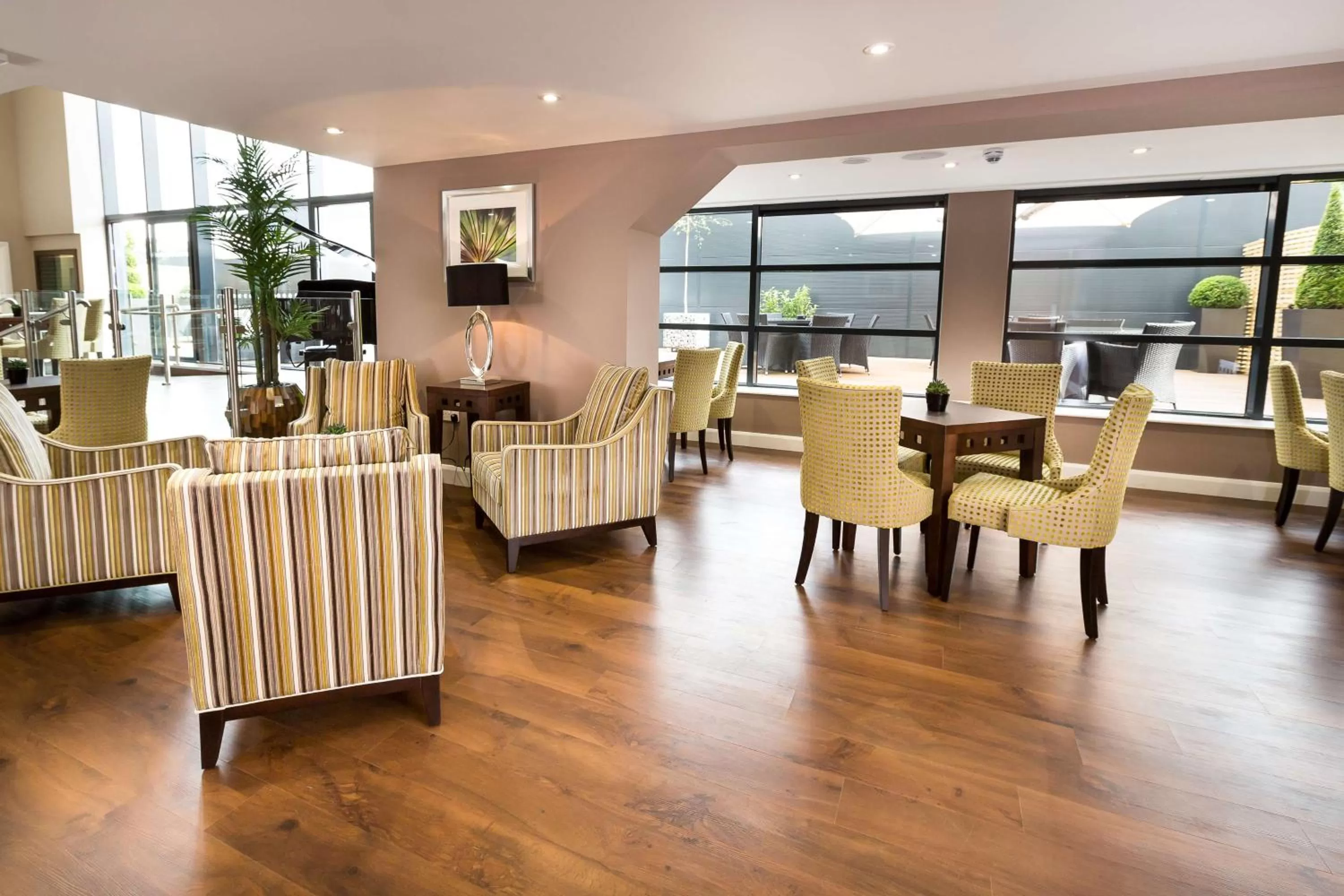 Lounge or bar in DoubleTree By Hilton Milton Keynes