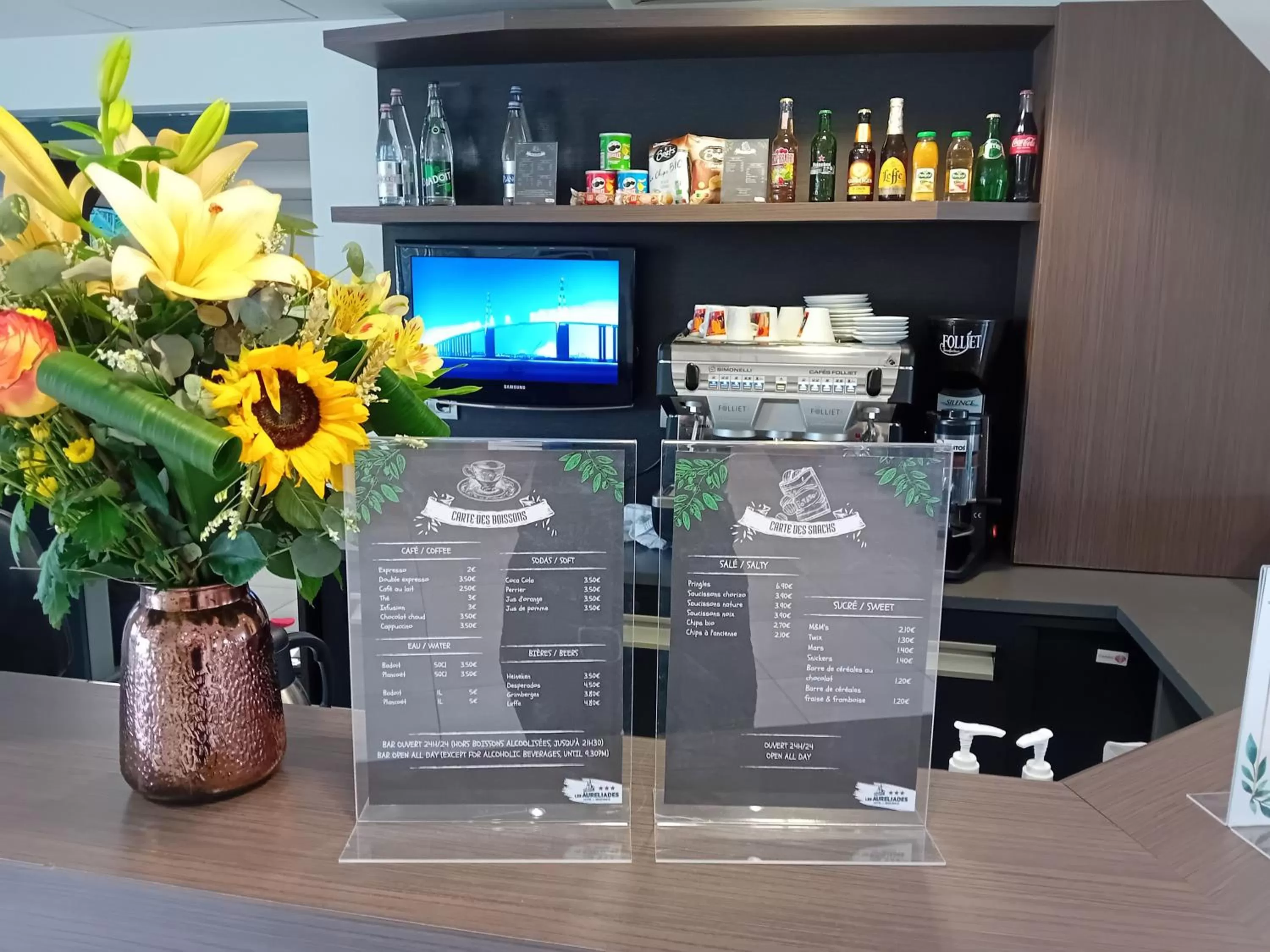 Lounge or bar in Best Western Les Aureliades Saint Nazaire