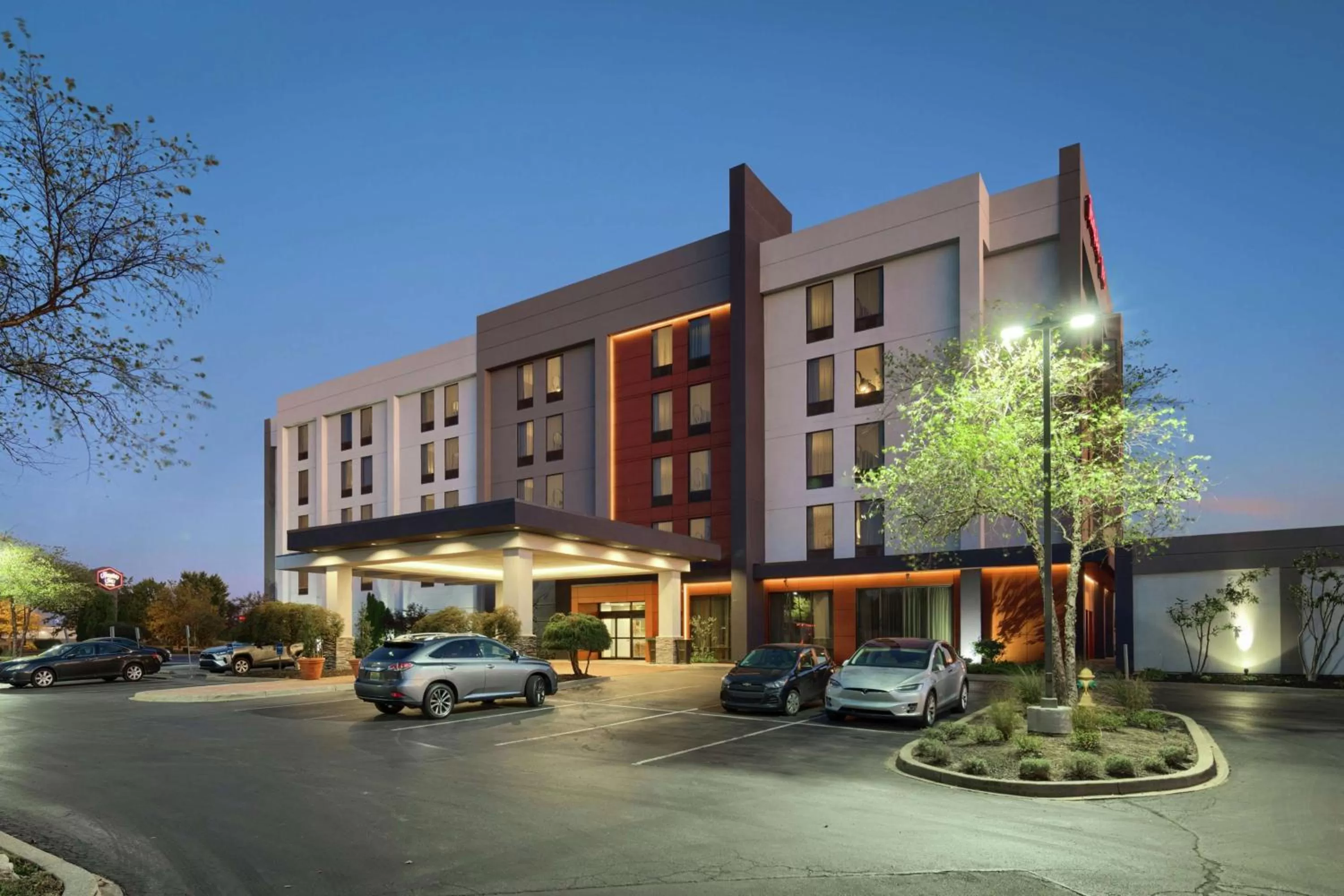 Property building in Hampton Inn Louisville Northeast