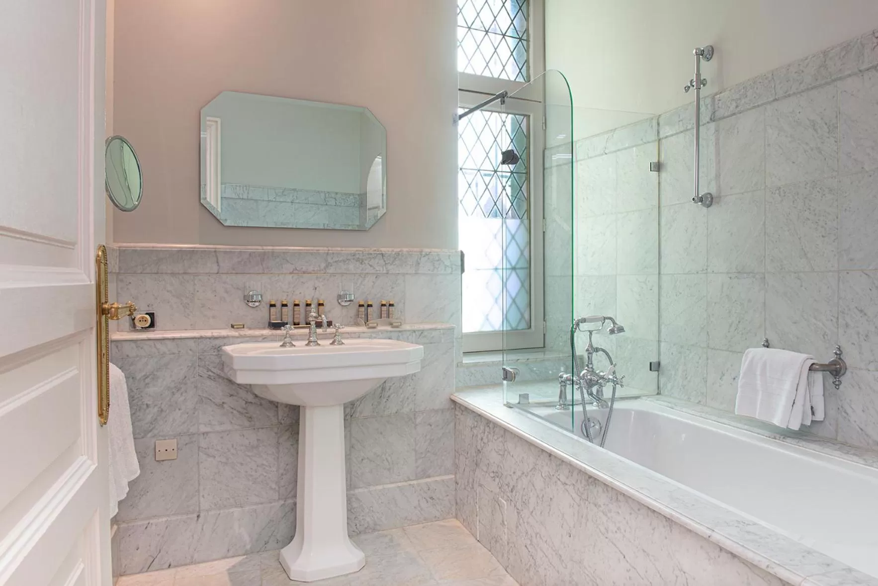 Bathroom in Hotel de la Cité Carcassonne - MGallery Collection