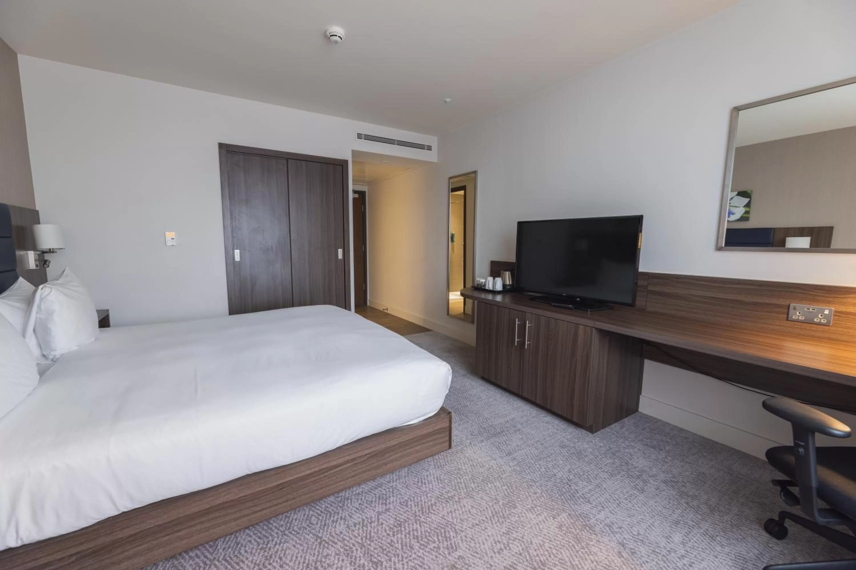 TV and multimedia, Bed in Hilton Garden Inn Birmingham Airport Uk