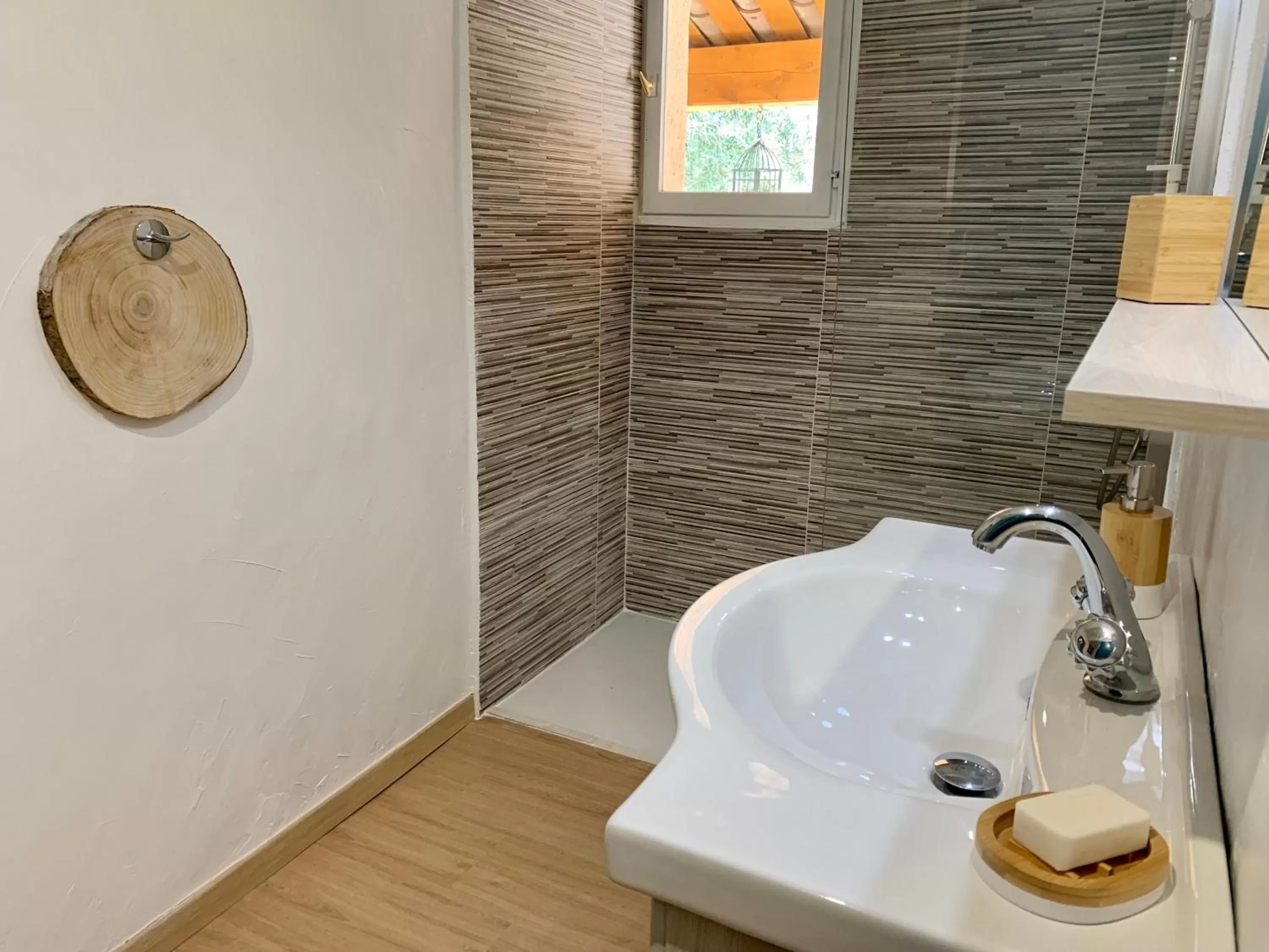 Bathroom in La Salamandre en Provence