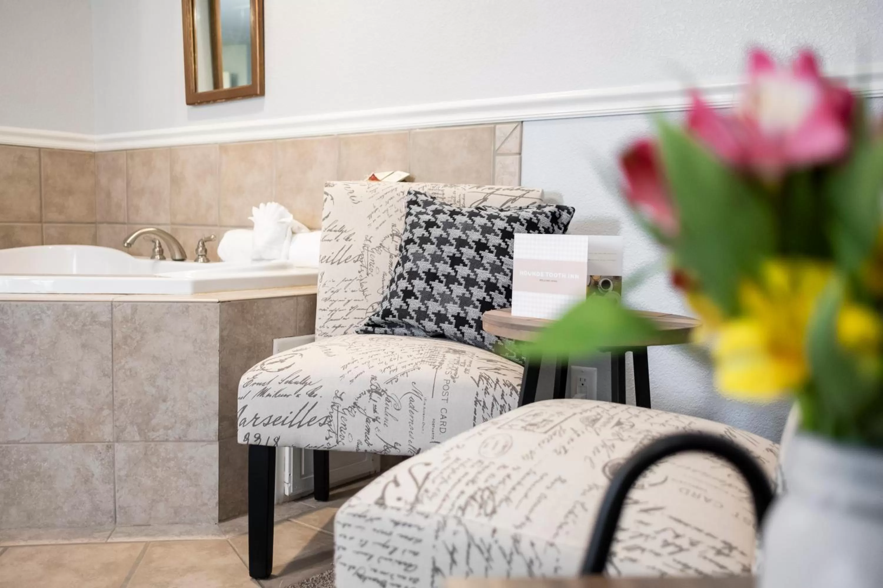 Decorative detail in Hounds Tooth Inn