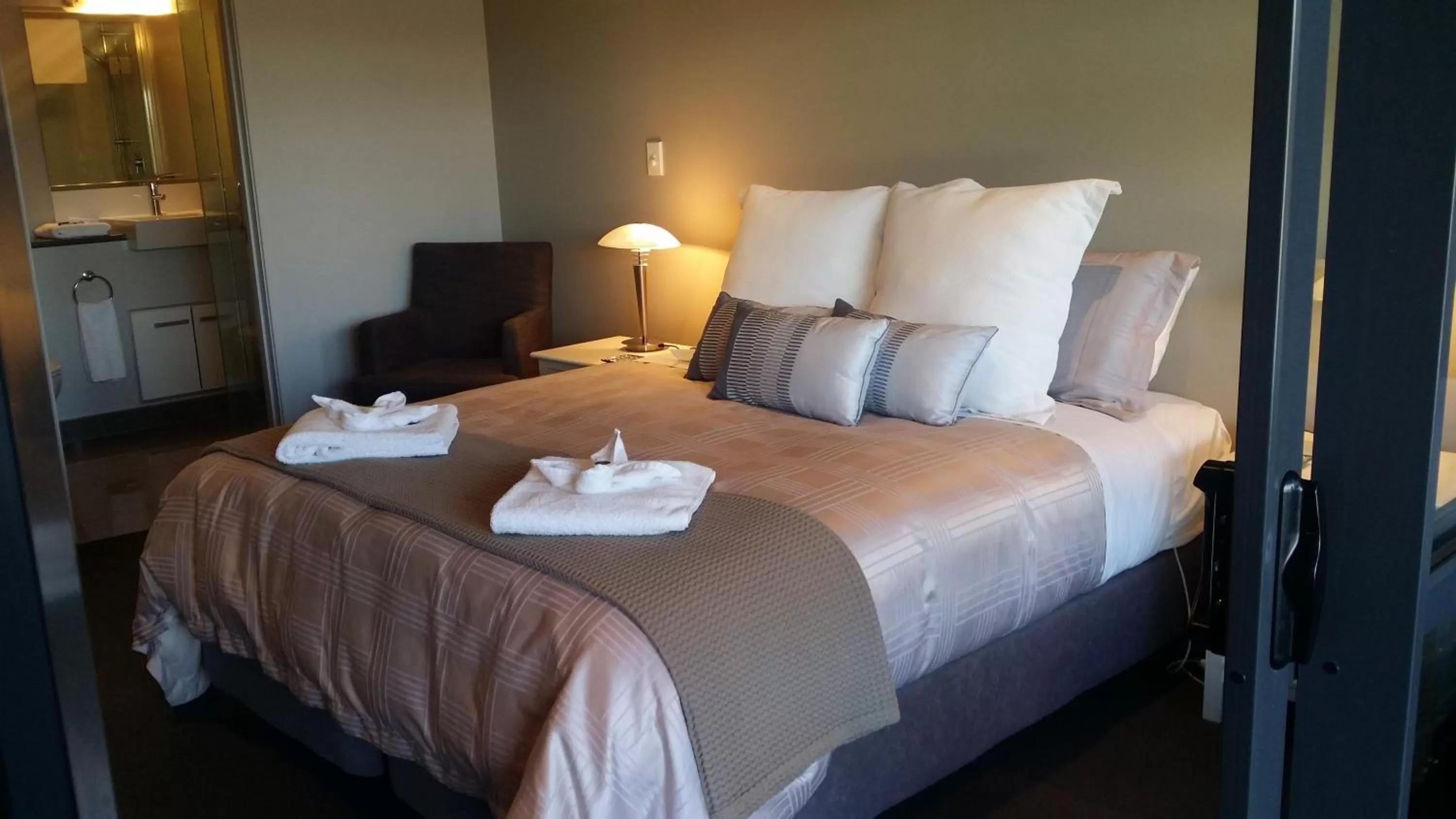 Deluxe One-Bedroom Suite - Water Front  in Sovereign Pier On The Waterways