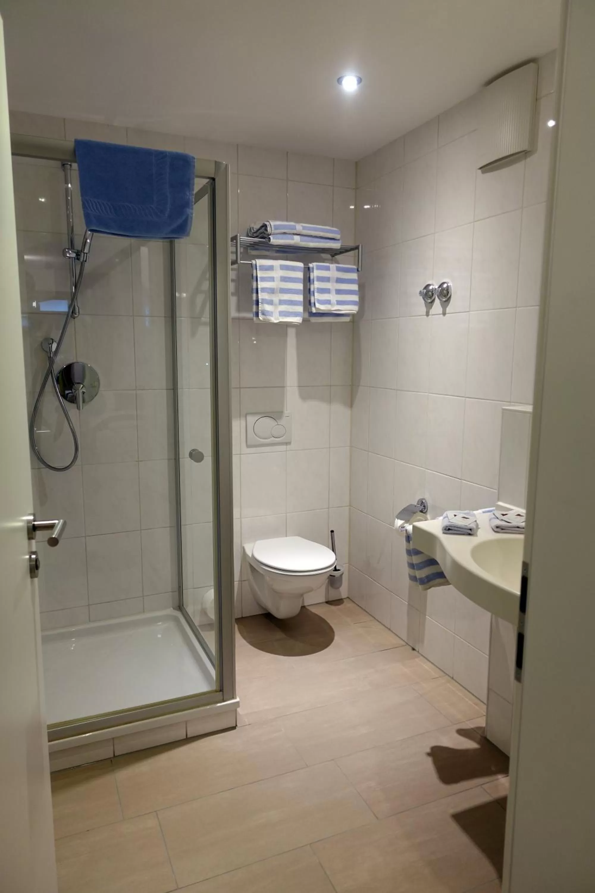 Bathroom in Altstadt-Hotel Zum Hechten