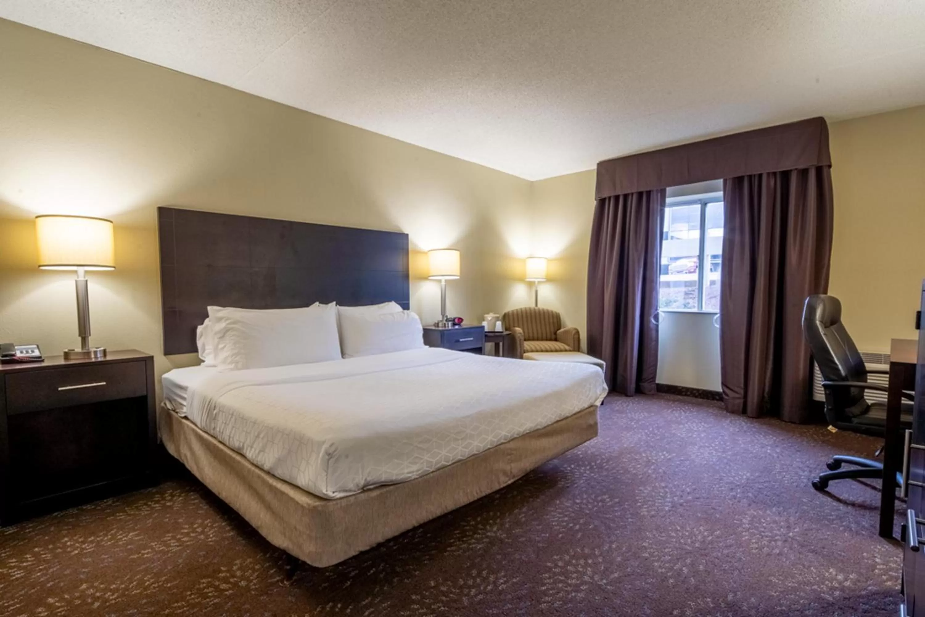 Bedroom, Bed in Holiday Inn Express Hotel & Suites Pittsburgh Airport by IHG