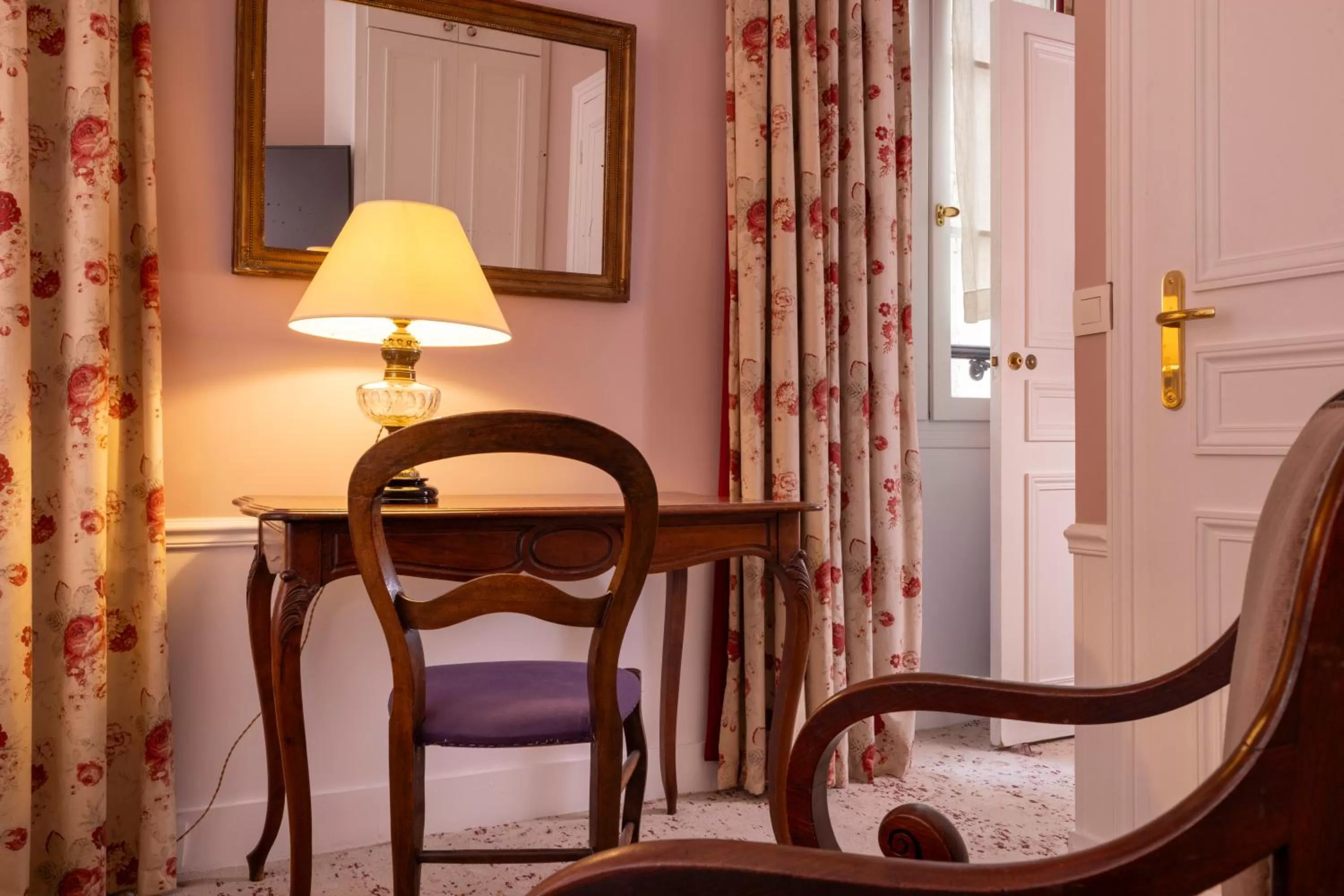 Seating area in Hôtel Le Saint Gregoire