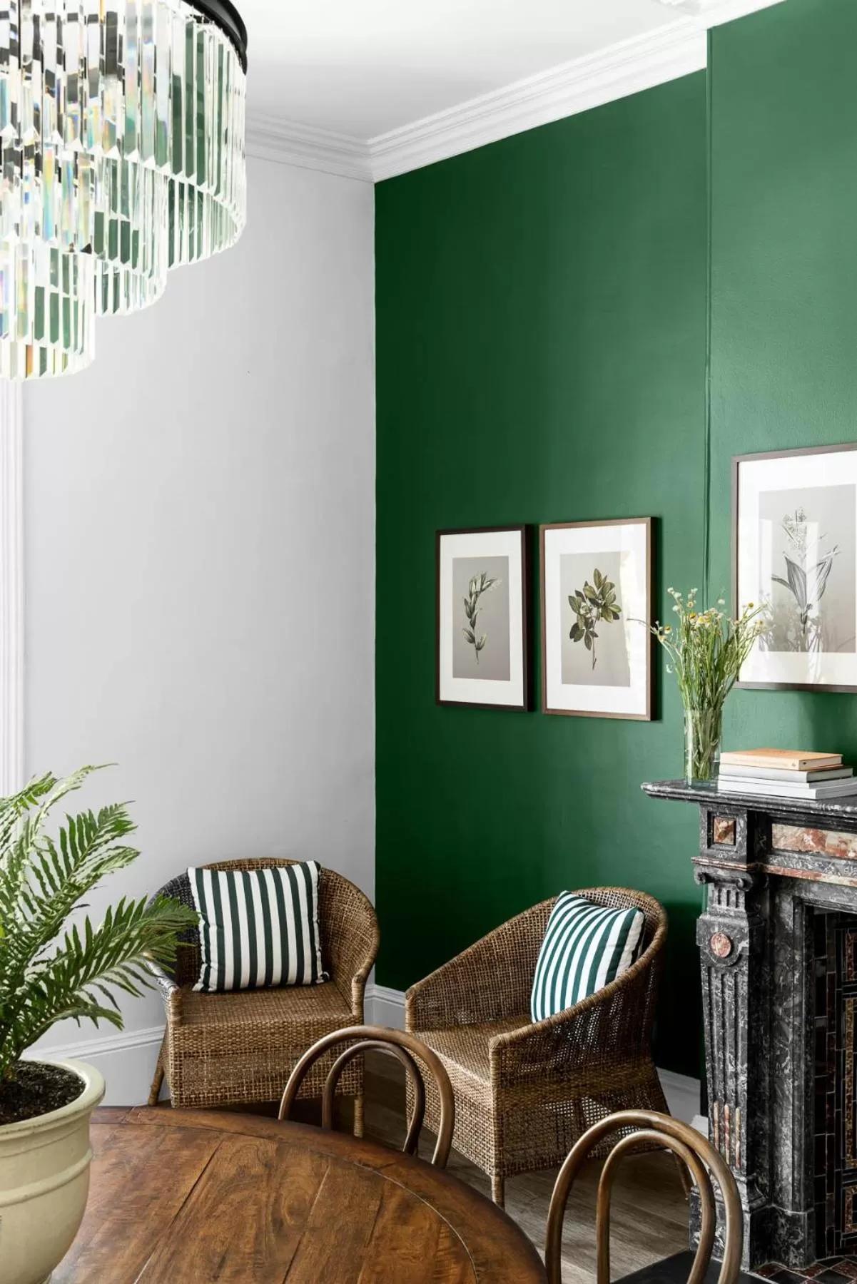 Communal lounge/ TV room in Hotel Challis Potts Point