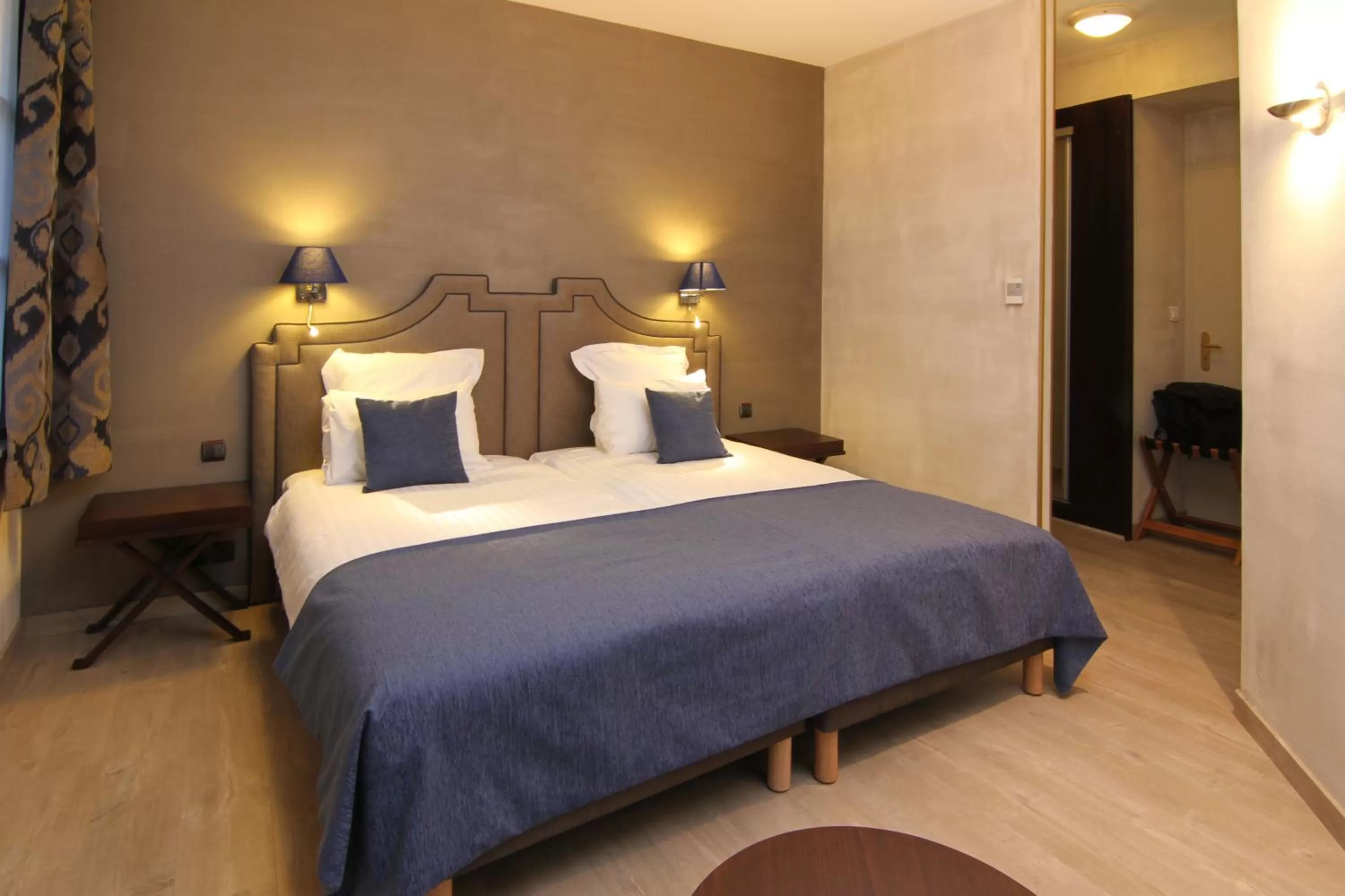 Hot Tub, Bed in Hotel Beaucour