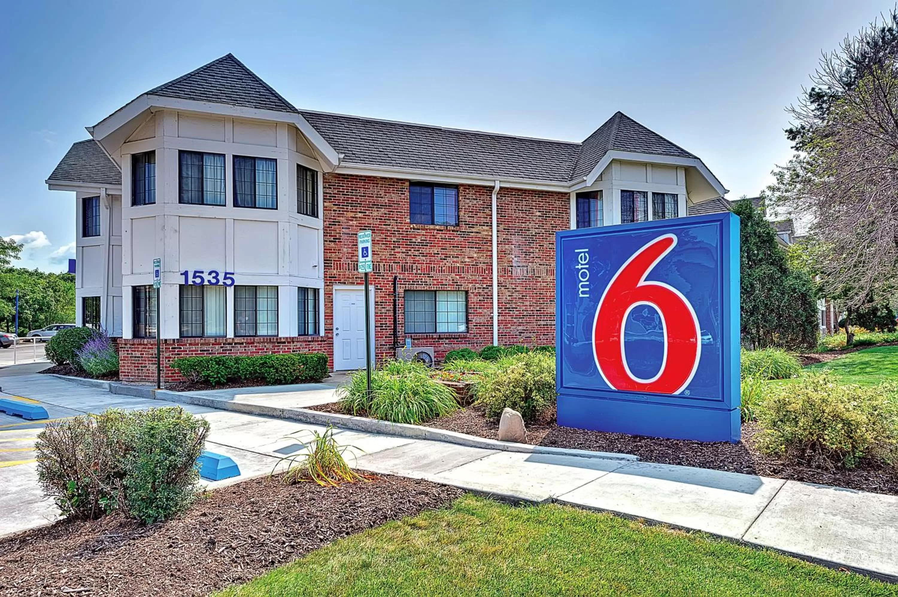 Property building in Motel 6-Glenview, IL - Chicago North