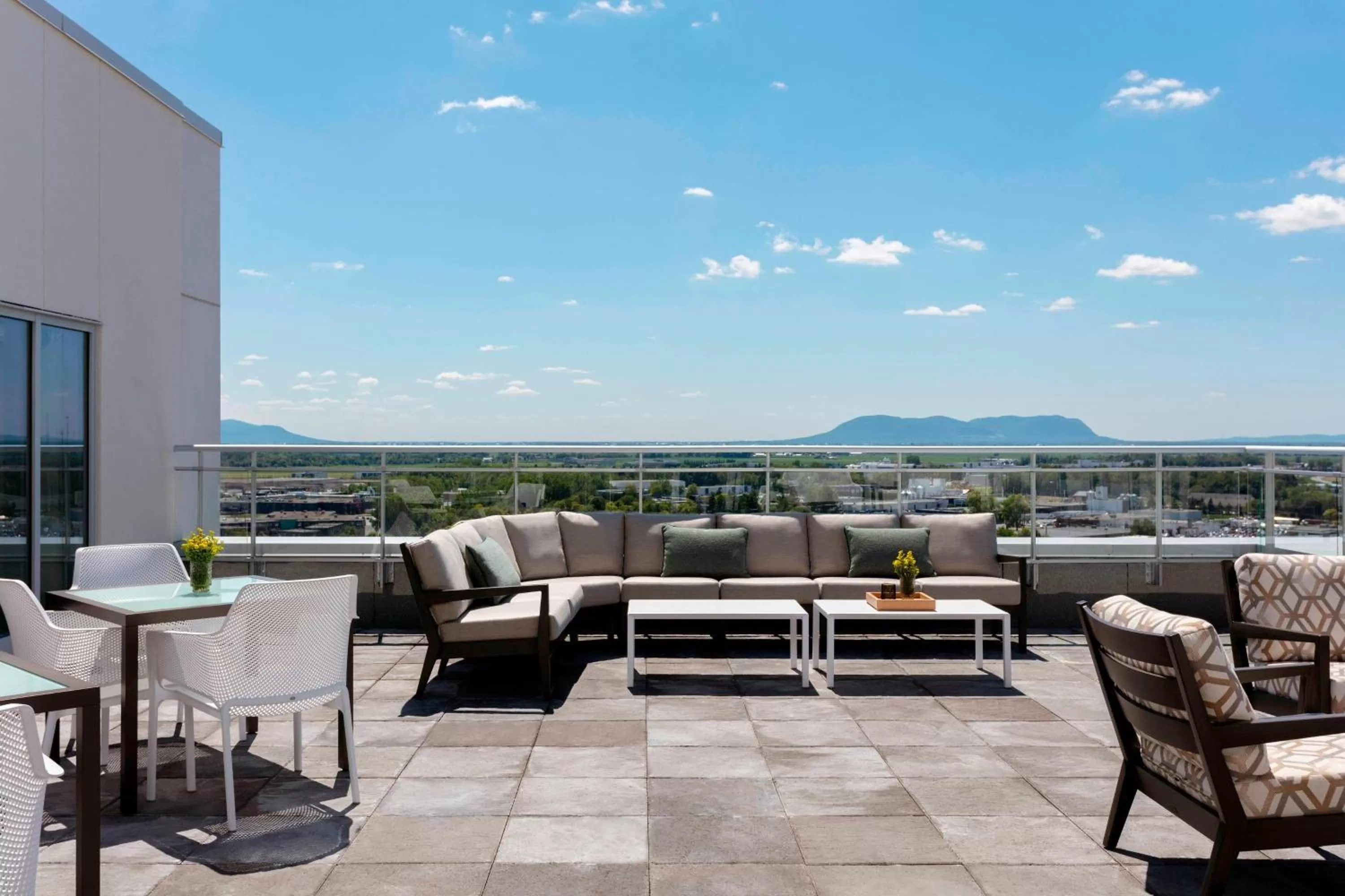 Lounge or bar in Sheraton Saint-Hyacinthe Hotel