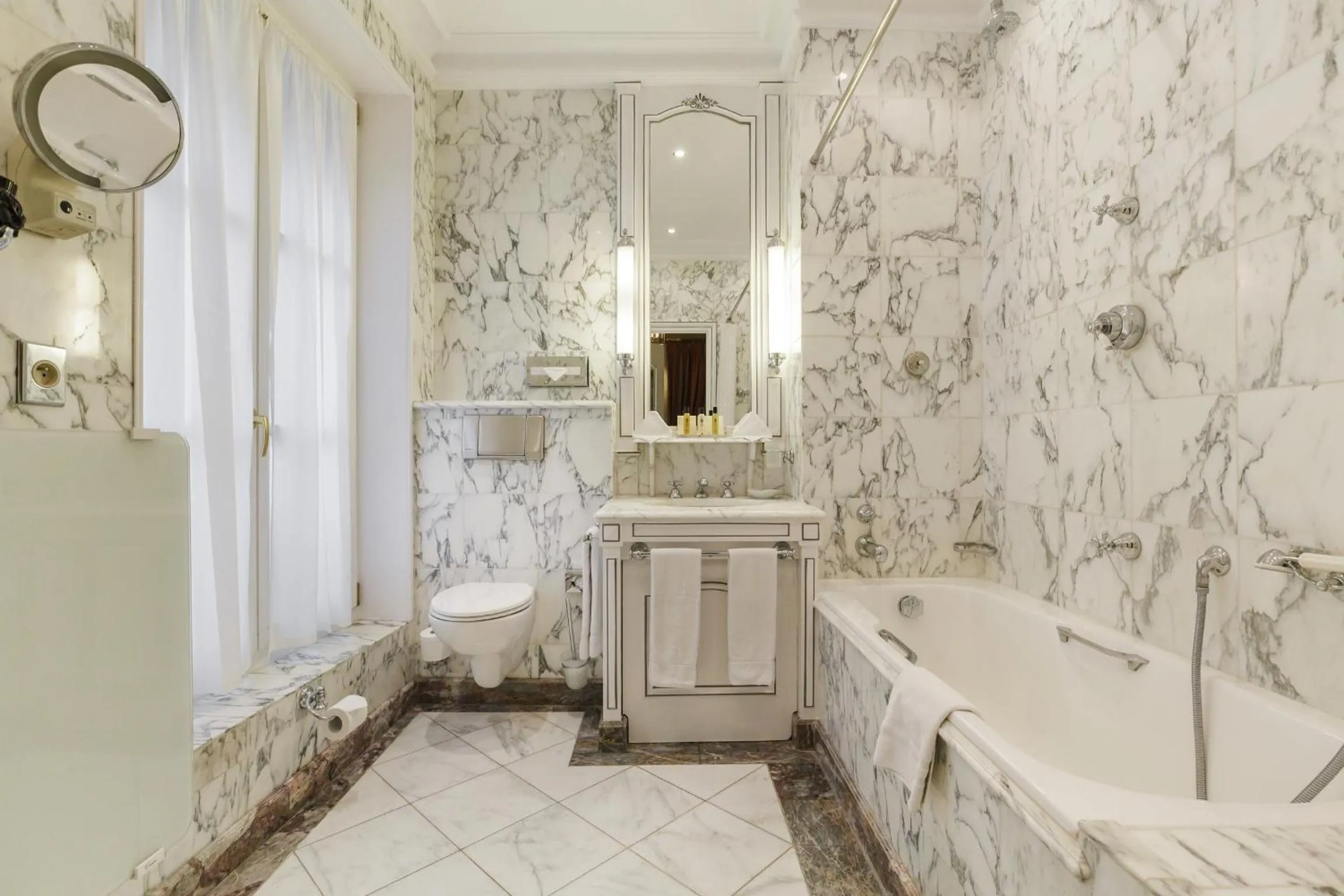 Bathroom in Hotel Luxembourg Parc