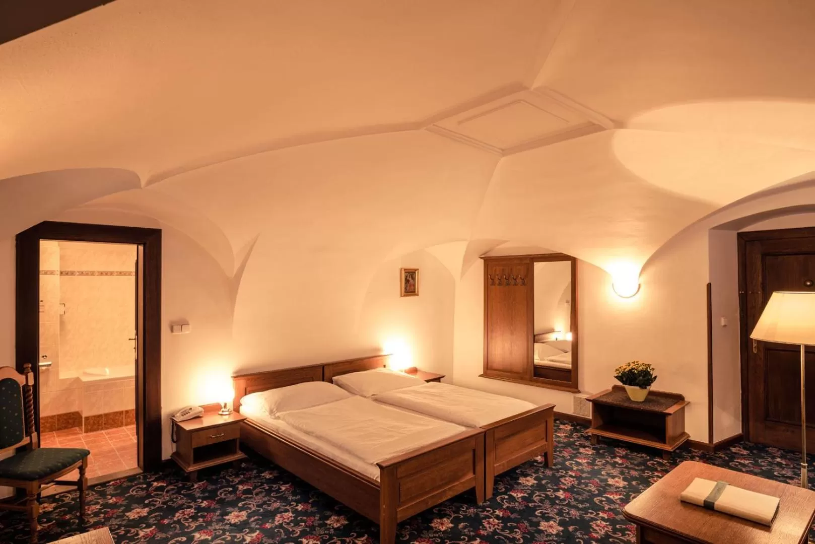 Photo of the whole room, Bed in Gold