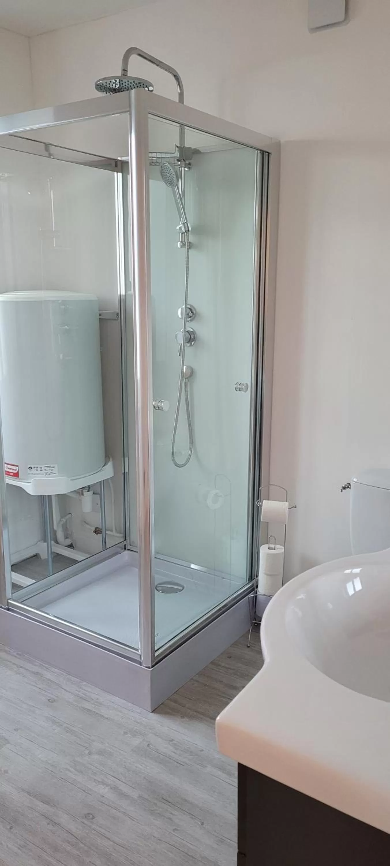 Shower in Auberge Gauloise