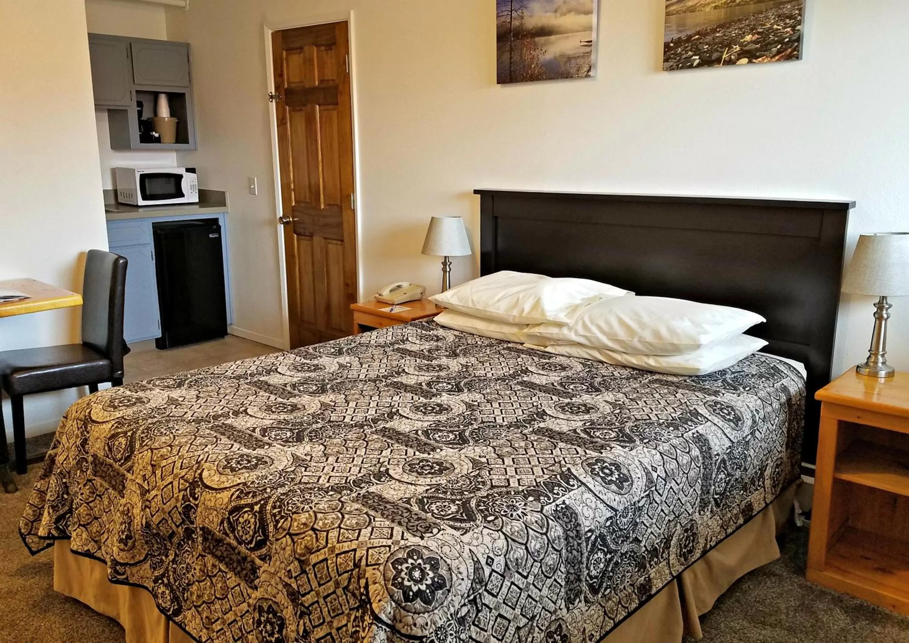 Photo of the whole room, Bed in Soldotna Inn