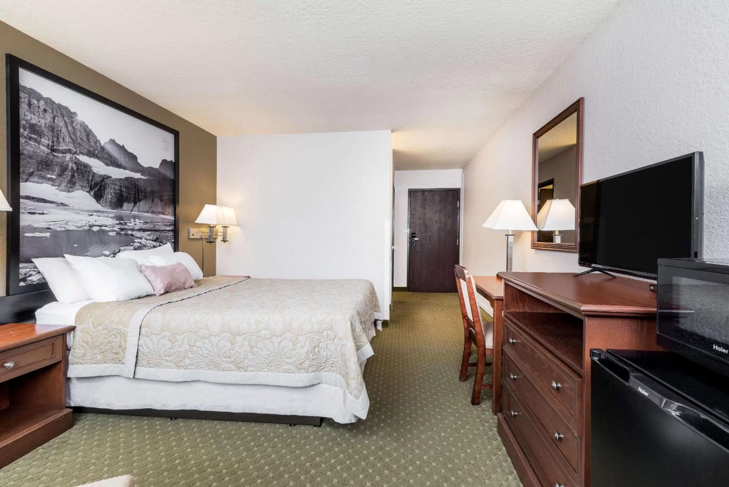 Photo of the whole room, Bed in Super 8 by Wyndham Kalispell Glacier National Park
