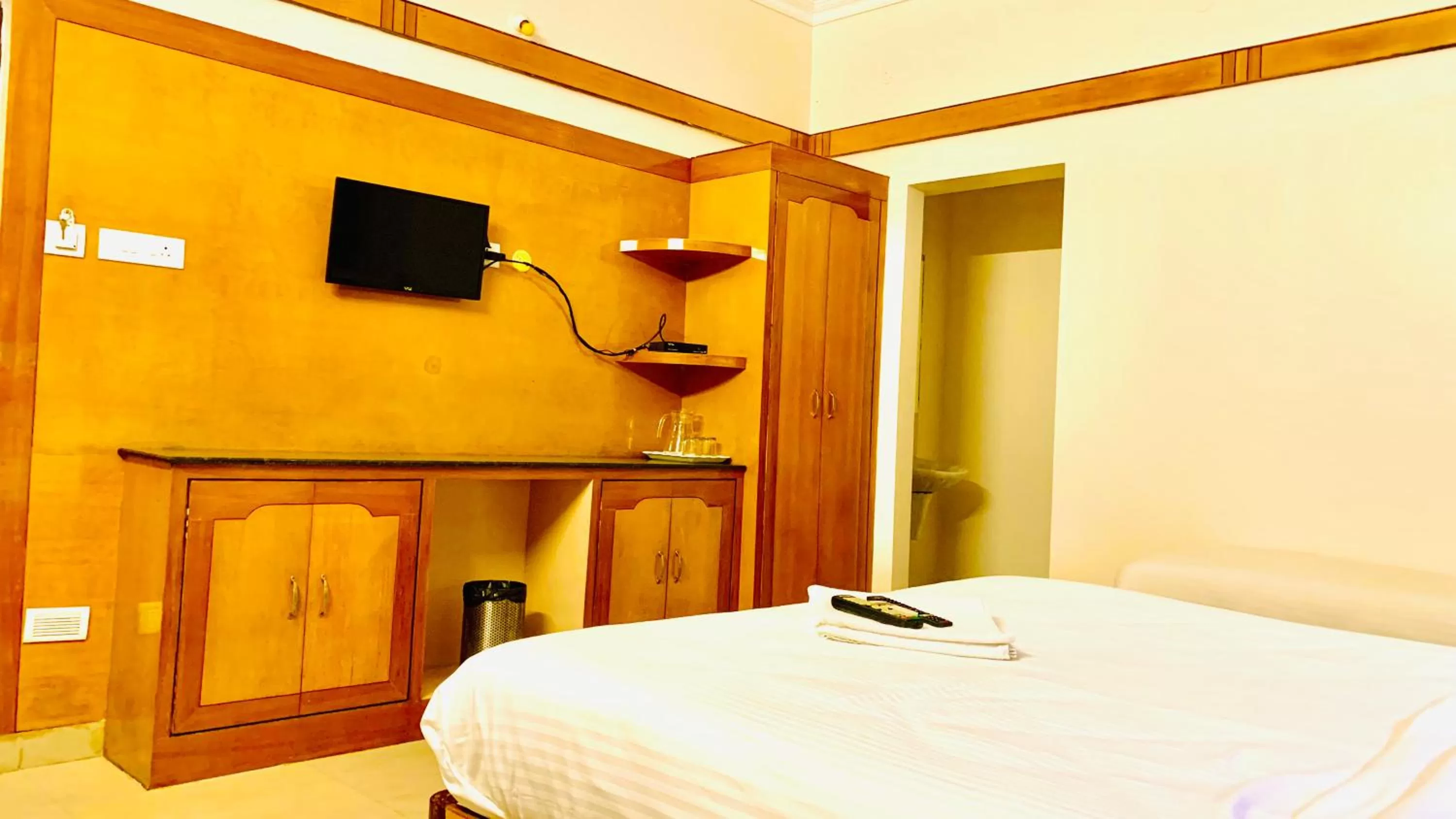 Communal lounge/ TV room, Bed in Half Moon Palace Chennai