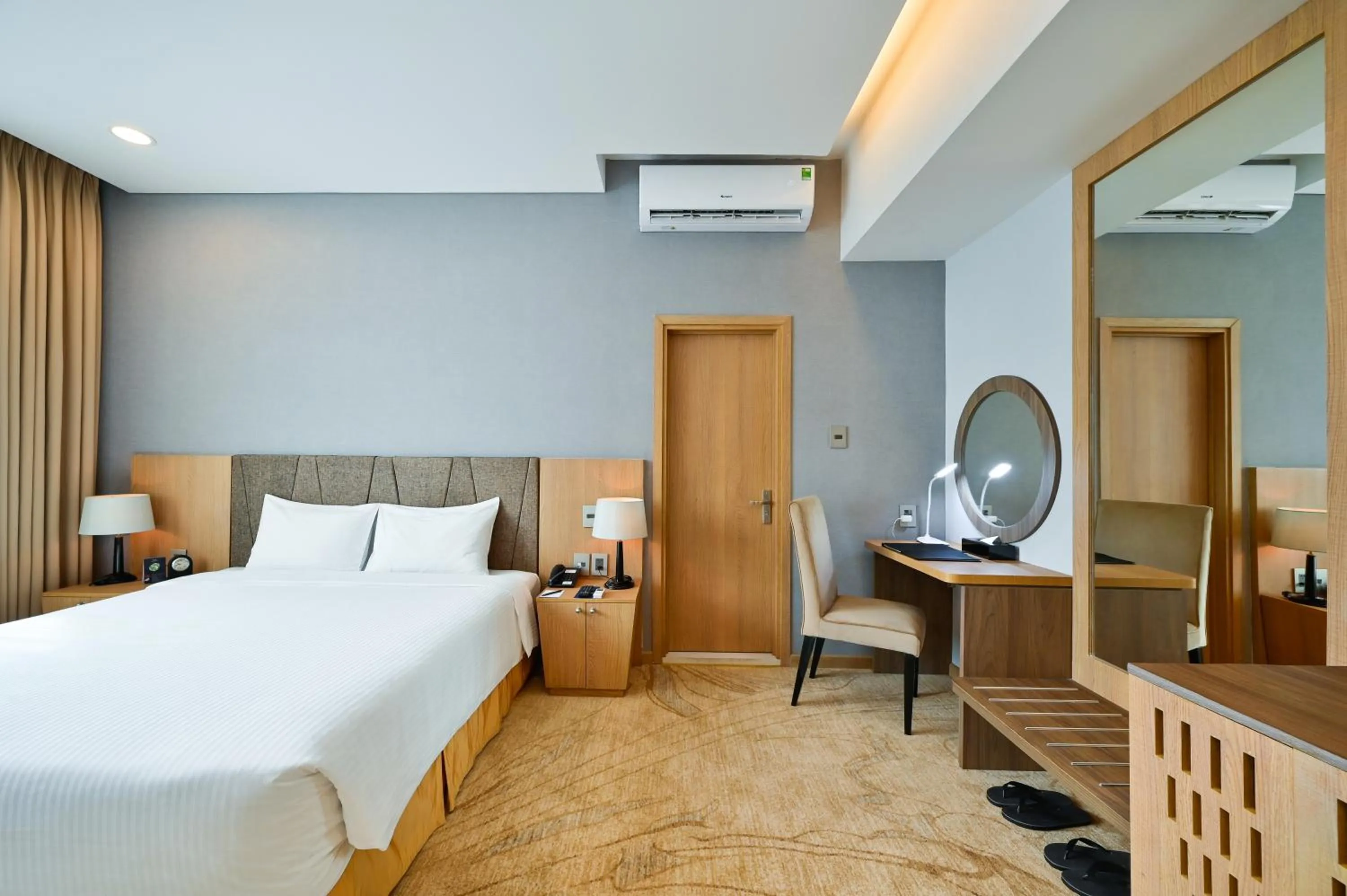 Photo of the whole room, Bed in Muong Thanh Grand Saigon Centre Hotel