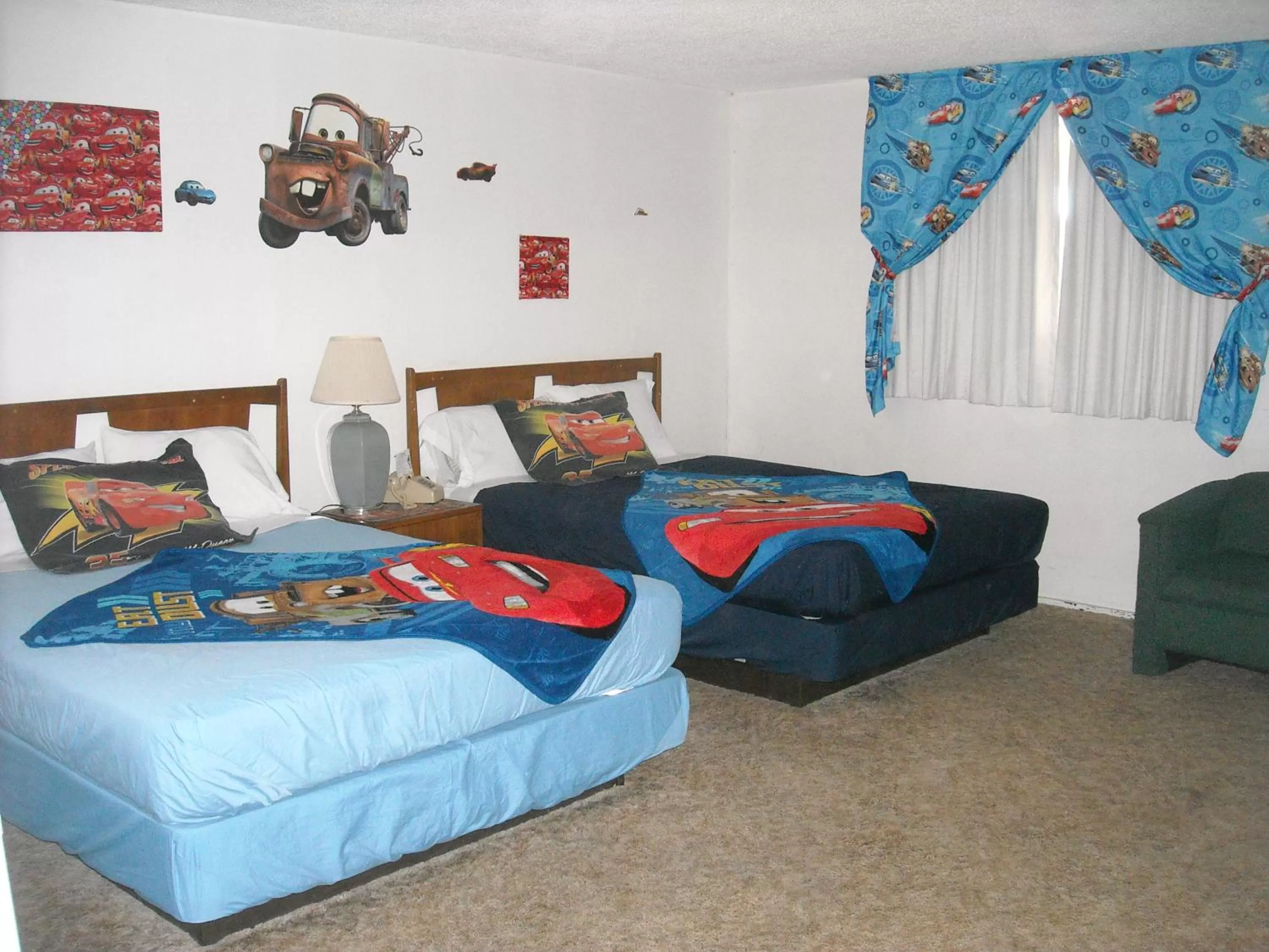 Bed in Stagecoach 66 Motel