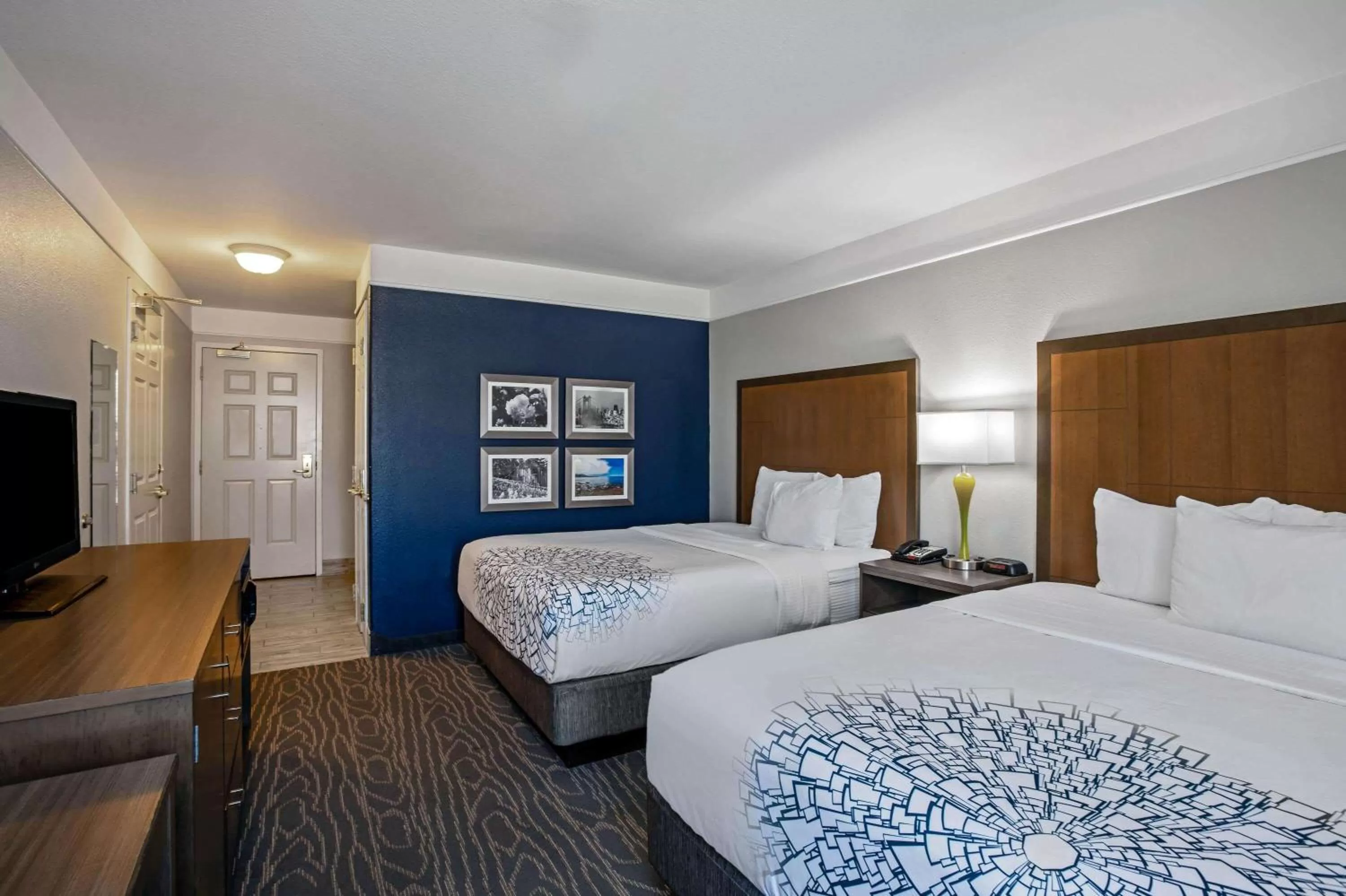 Photo of the whole room, Bed in La Quinta by Wyndham Manteca - Ripon