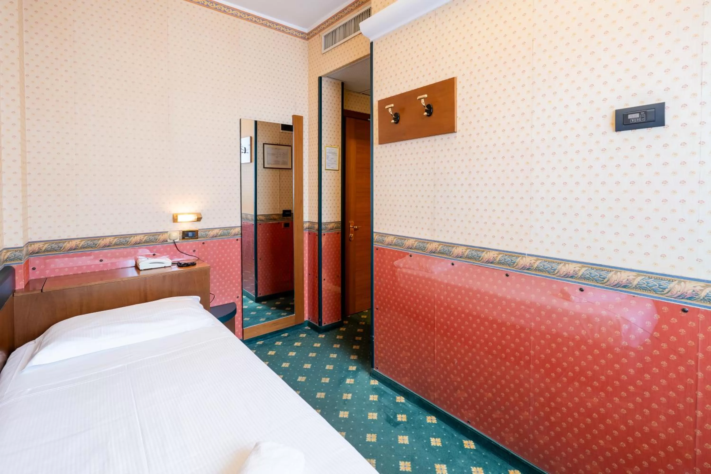 Bed in Hotel Des Etrangers